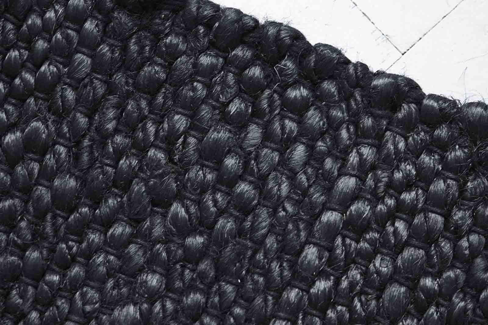 housedoctorはデンマークのブランドです。人々が独自の空間を創造するのを刺激し支援したいという願望に基づいて生まれました。ブランドの美学はスカンジナビアンの伝統のデザインに根付いており、そこにインダストリアルなどの要素や世界中からのインスピレーションを加えています。彼らの製品は素材や質感などの細部にこだわったユニークなものだと感じます。