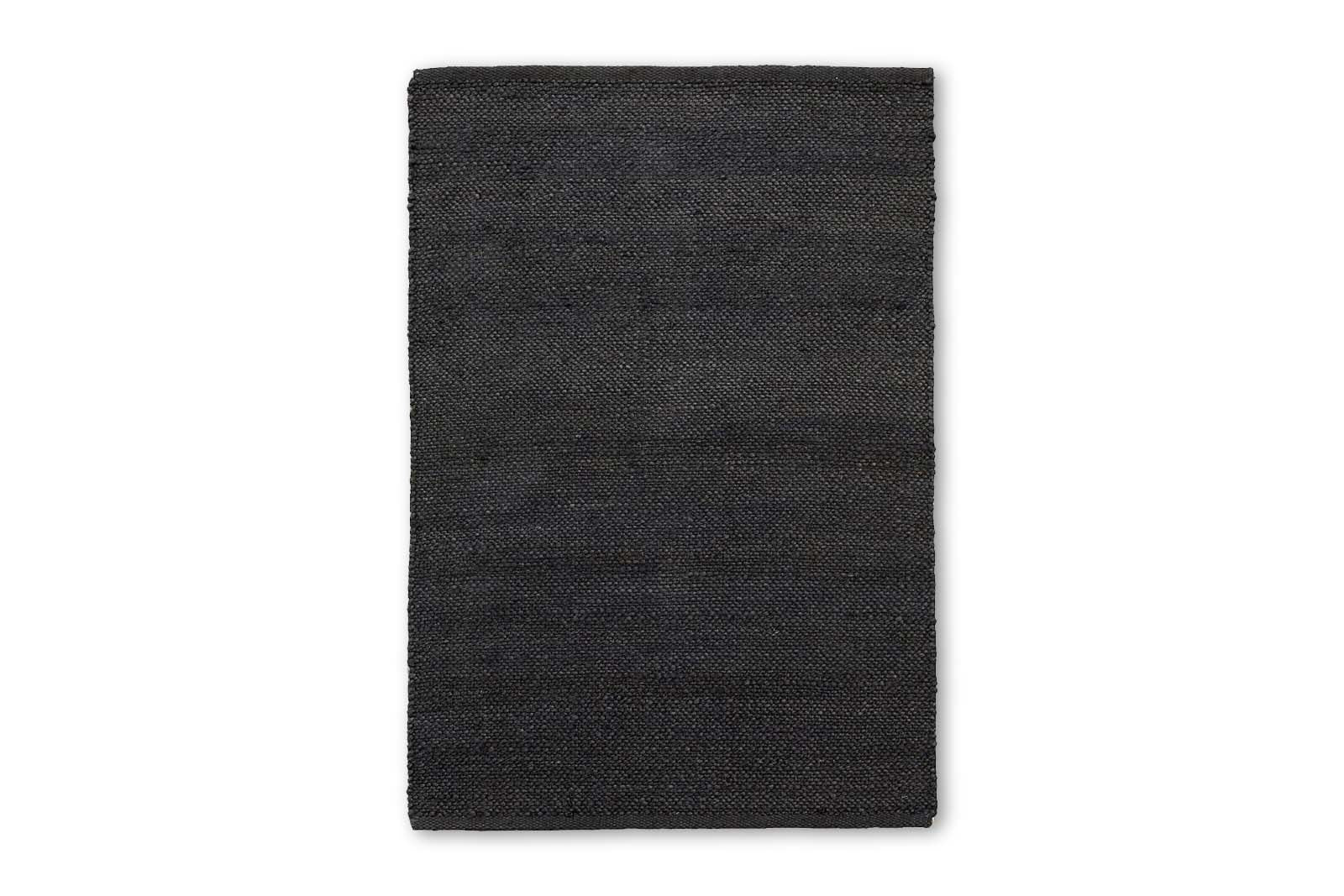 housedoctorはデンマークのブランドです。人々が独自の空間を創造するのを刺激し支援したいという願望に基づいて生まれました。ブランドの美学はスカンジナビアンの伝統のデザインに根付いており、そこにインダストリアルなどの要素や世界中からのインスピレーションを加えています。彼らの製品は素材や質感などの細部にこだわったユニークなものだと感じます。