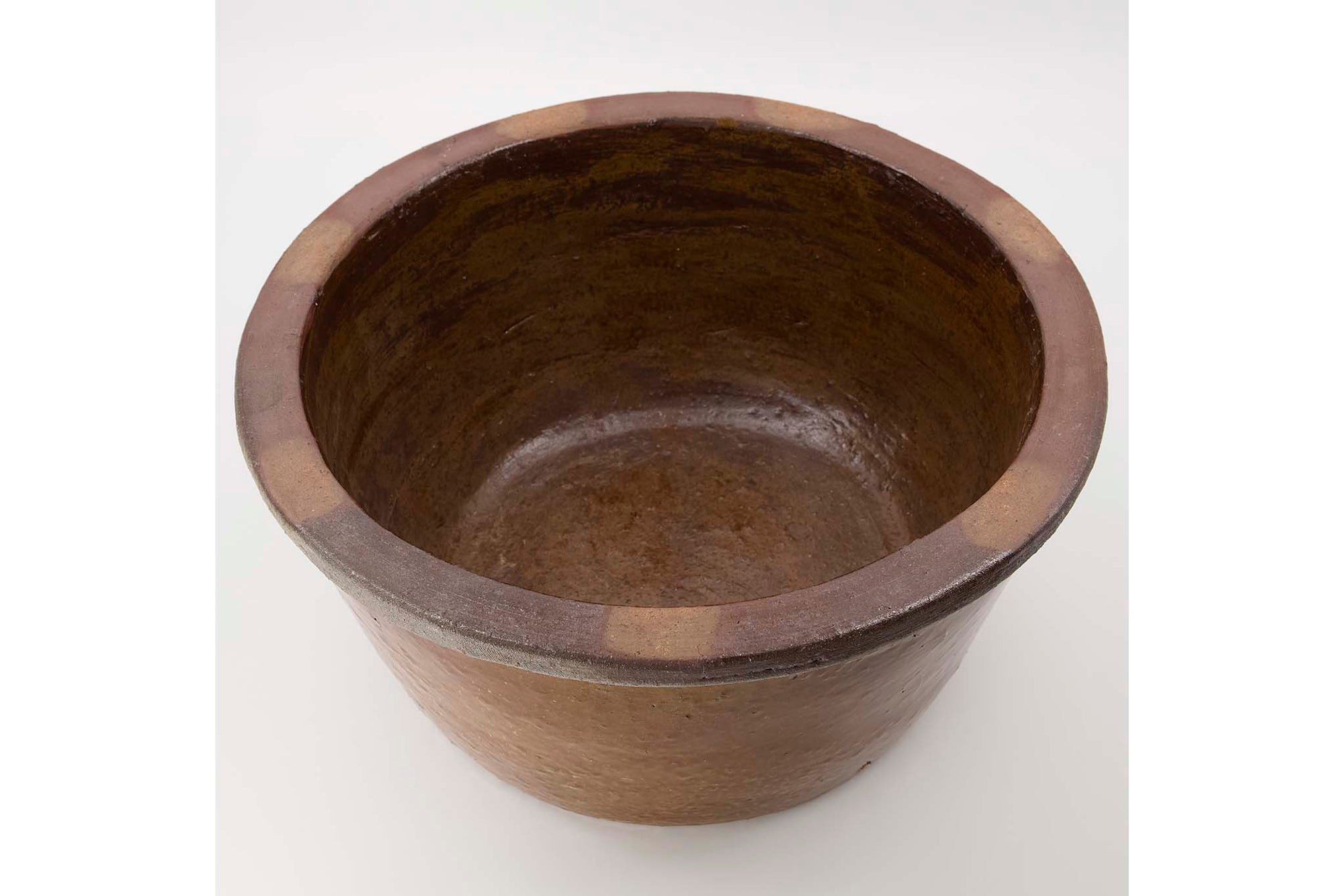 house doctorはデンマークのブランドです。人々が独自の空間を創造するのを刺激し支援したいという願望に基づいて生まれました。ブランドの美学はスカンジナビアンの伝統のデザインに根付いており、そこにインダストリアルなどの要素や世界中からのインスピレーションを加えています。彼らの製品は素材や質感などの細部にこだわったユニークなものだと感じます。