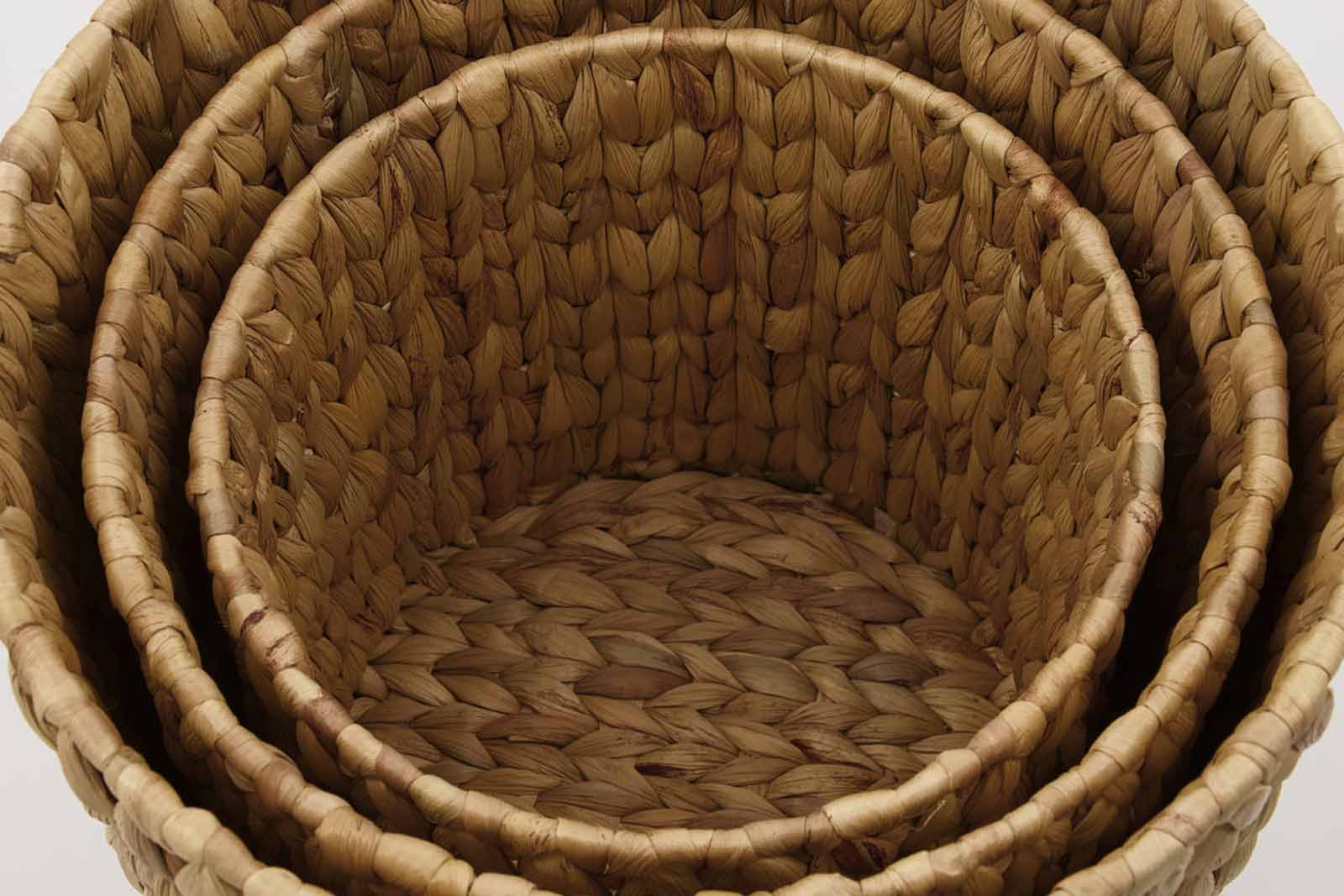 housedoctorはデンマークのブランドです。人々が独自の空間を創造するのを刺激し支援したいという願望に基づいて生まれました。ブランドの美学はスカンジナビアンの伝統のデザインに根付いており、そこにインダストリアルなどの要素や世界中からのインスピレーションを加えています。彼らの製品は素材や質感などの細部にこだわったユニークなものだと感じます。