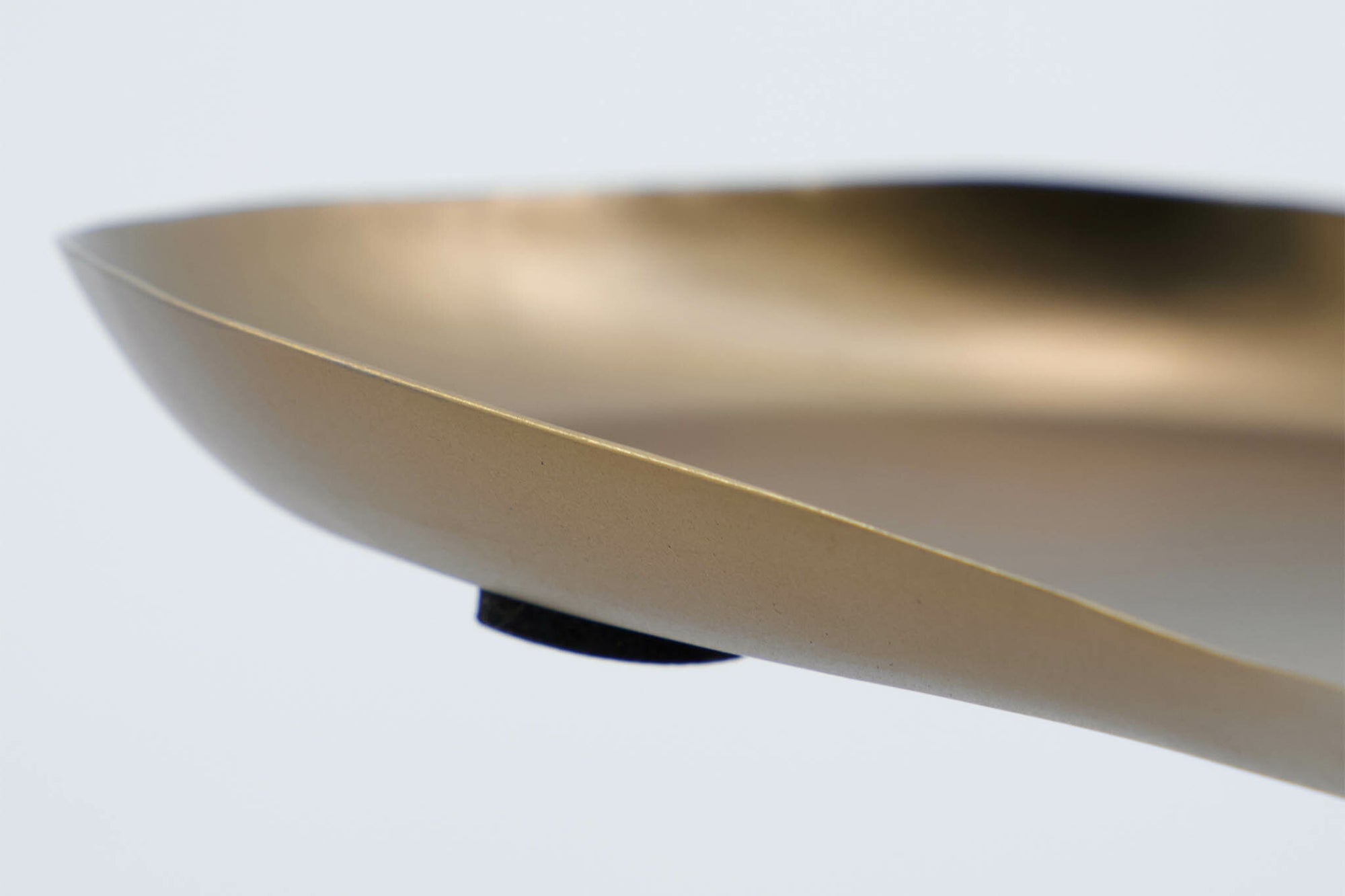 house doctorはデンマークのブランドです。人々が独自の空間を創造するのを刺激し支援したいという願望に基づいて生まれました。ブランドの美学はスカンジナビアンの伝統のデザインに根付いており、そこにインダストリアルなどの要素や世界中からのインスピレーションを加えています。彼らの製品は素材や質感などの細部にこだわったユニークなものだと感じます。