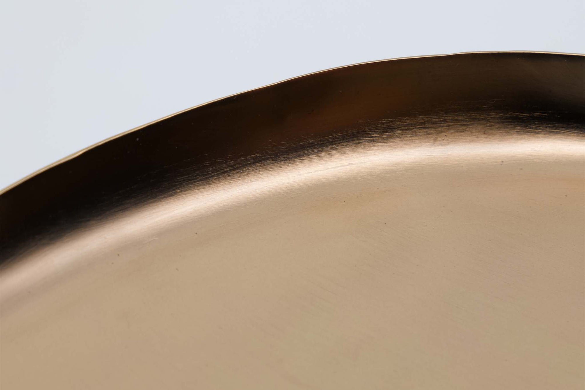 house doctorはデンマークのブランドです。人々が独自の空間を創造するのを刺激し支援したいという願望に基づいて生まれました。ブランドの美学はスカンジナビアンの伝統のデザインに根付いており、そこにインダストリアルなどの要素や世界中からのインスピレーションを加えています。彼らの製品は素材や質感などの細部にこだわったユニークなものだと感じます。