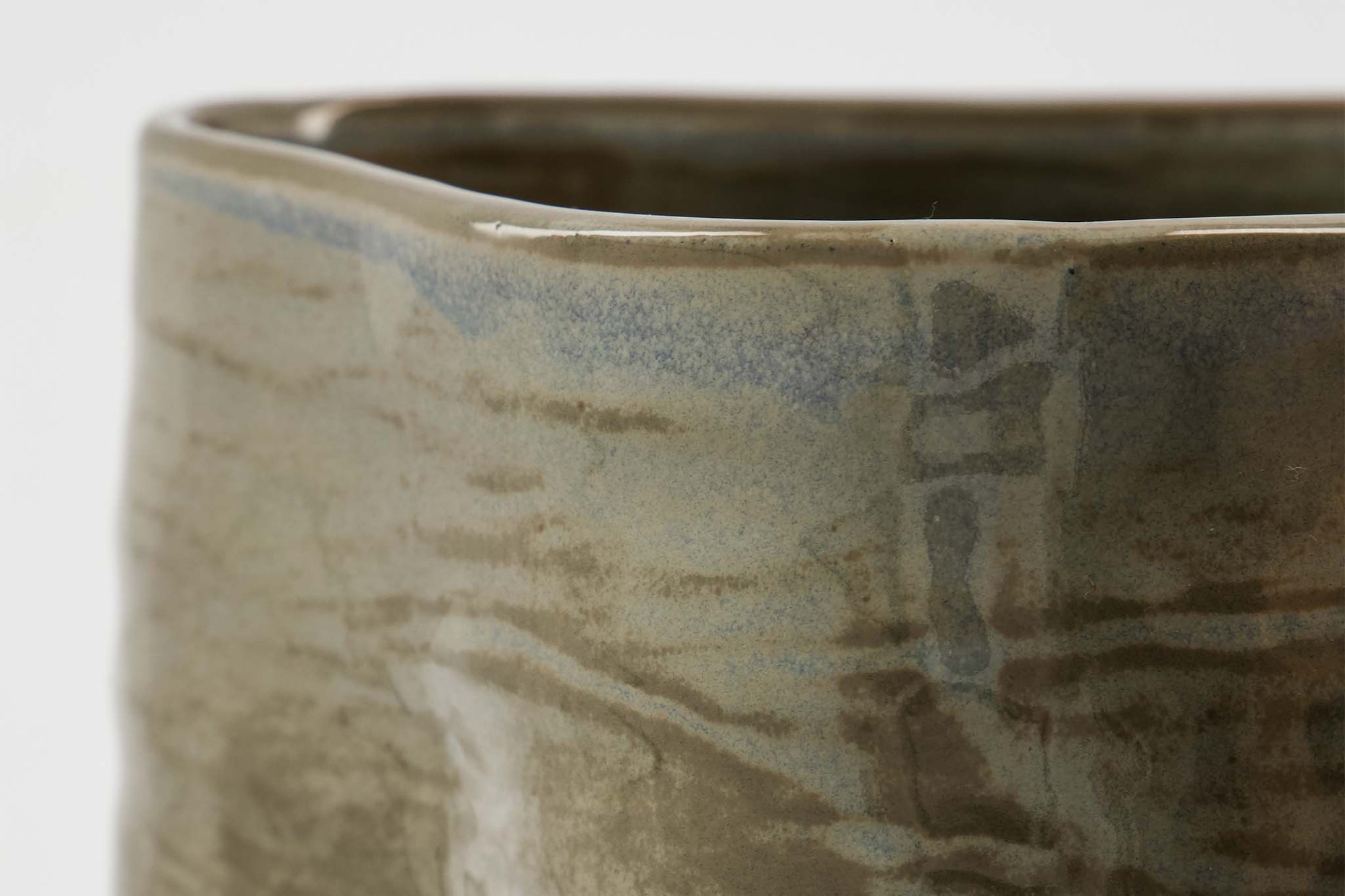 house doctorはデンマークのブランドです。人々が独自の空間を創造するのを刺激し支援したいという願望に基づいて生まれました。ブランドの美学はスカンジナビアンの伝統のデザインに根付いており、そこにインダストリアルなどの要素や世界中からのインスピレーションを加えています。彼らの製品は素材や質感などの細部にこだわったユニークなものだと感じます。