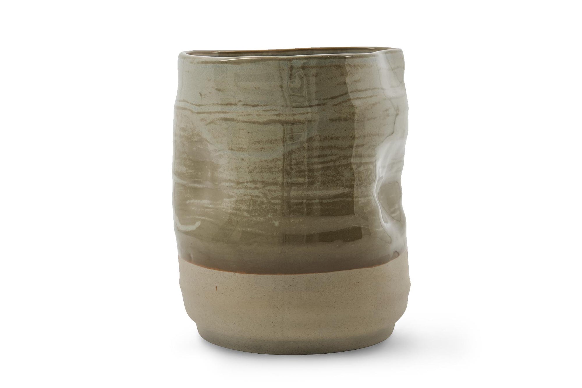 house doctorはデンマークのブランドです。人々が独自の空間を創造するのを刺激し支援したいという願望に基づいて生まれました。ブランドの美学はスカンジナビアンの伝統のデザインに根付いており、そこにインダストリアルなどの要素や世界中からのインスピレーションを加えています。彼らの製品は素材や質感などの細部にこだわったユニークなものだと感じます。