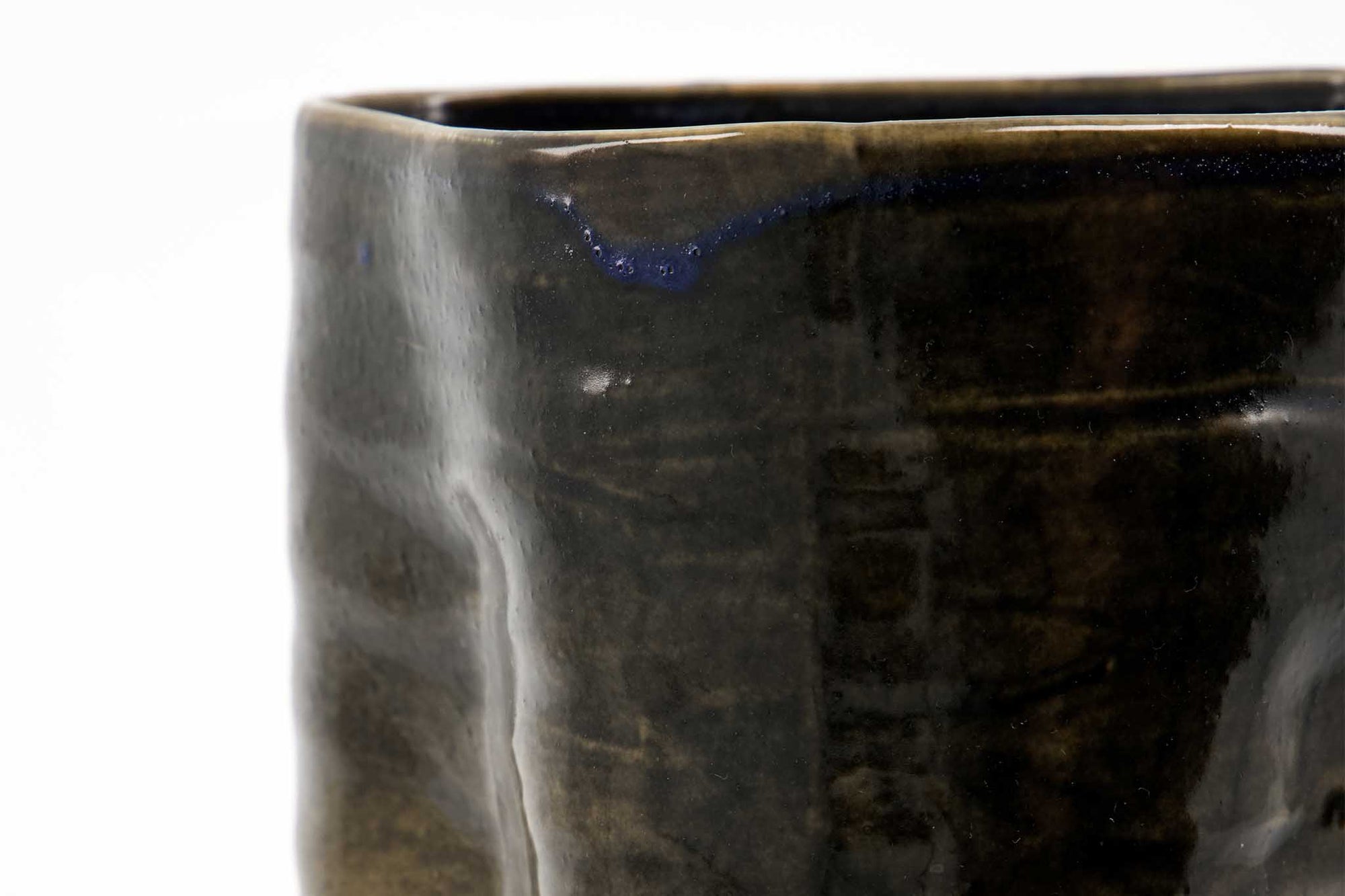 house doctorはデンマークのブランドです。人々が独自の空間を創造するのを刺激し支援したいという願望に基づいて生まれました。ブランドの美学はスカンジナビアンの伝統のデザインに根付いており、そこにインダストリアルなどの要素や世界中からのインスピレーションを加えています。彼らの製品は素材や質感などの細部にこだわったユニークなものだと感じます。