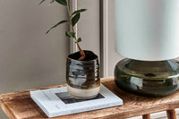 house doctorはデンマークのブランドです。人々が独自の空間を創造するのを刺激し支援したいという願望に基づいて生まれました。ブランドの美学はスカンジナビアンの伝統のデザインに根付いており、そこにインダストリアルなどの要素や世界中からのインスピレーションを加えています。彼らの製品は素材や質感などの細部にこだわったユニークなものだと感じます。