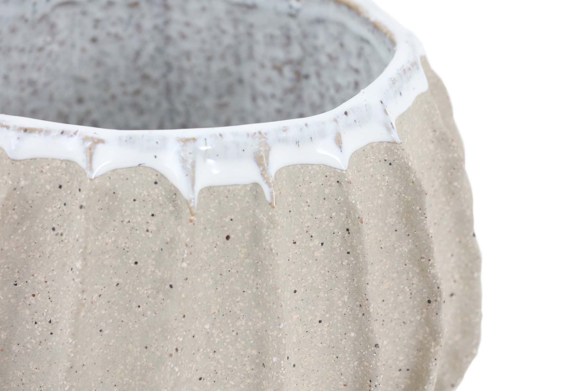 house doctorはデンマークのブランドです。人々が独自の空間を創造するのを刺激し支援したいという願望に基づいて生まれました。ブランドの美学はスカンジナビアンの伝統のデザインに根付いており、そこにインダストリアルなどの要素や世界中からのインスピレーションを加えています。彼らの製品は素材や質感などの細部にこだわったユニークなものだと感じます。