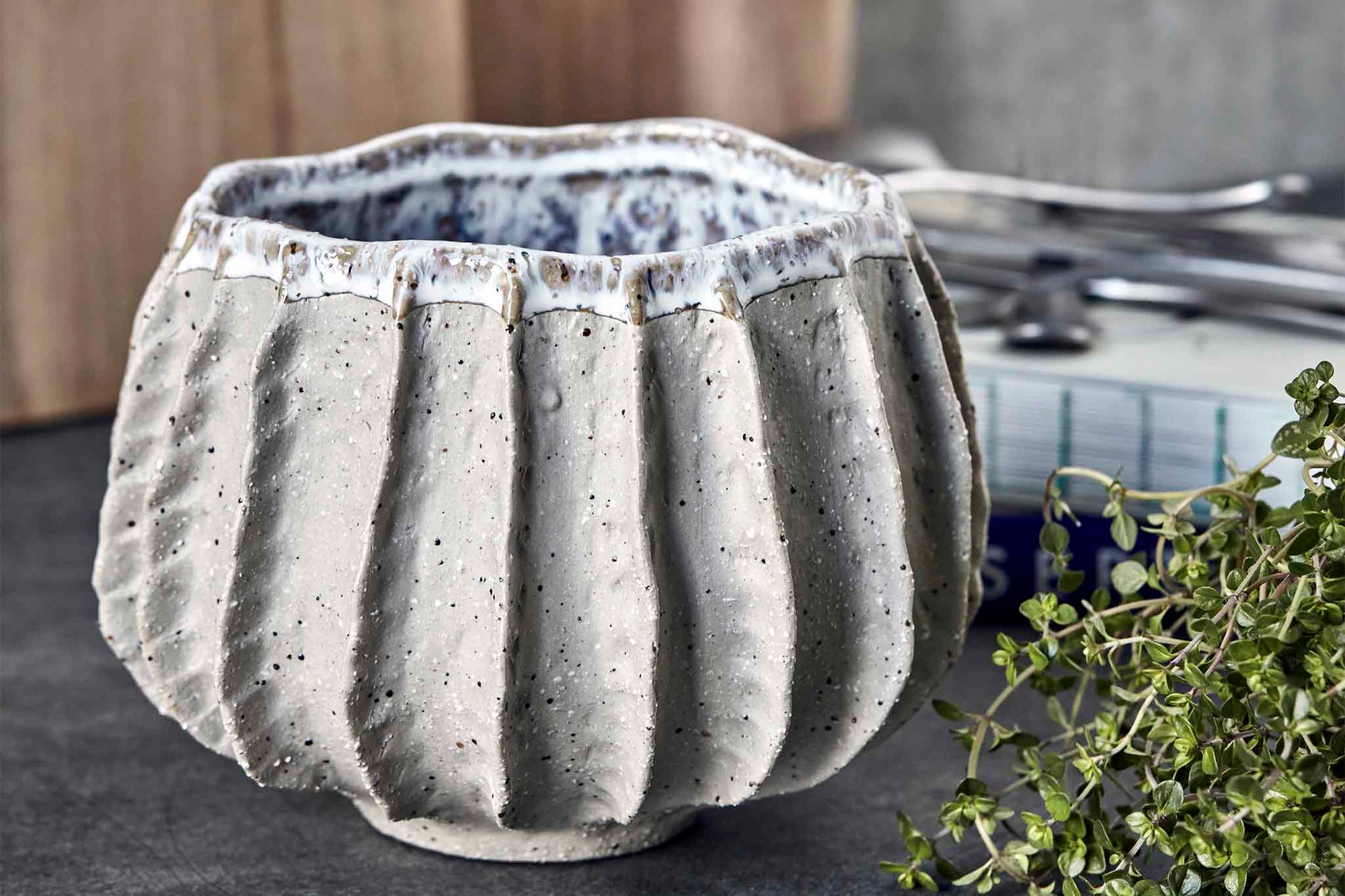 house doctorはデンマークのブランドです。人々が独自の空間を創造するのを刺激し支援したいという願望に基づいて生まれました。ブランドの美学はスカンジナビアンの伝統のデザインに根付いており、そこにインダストリアルなどの要素や世界中からのインスピレーションを加えています。彼らの製品は素材や質感などの細部にこだわったユニークなものだと感じます。