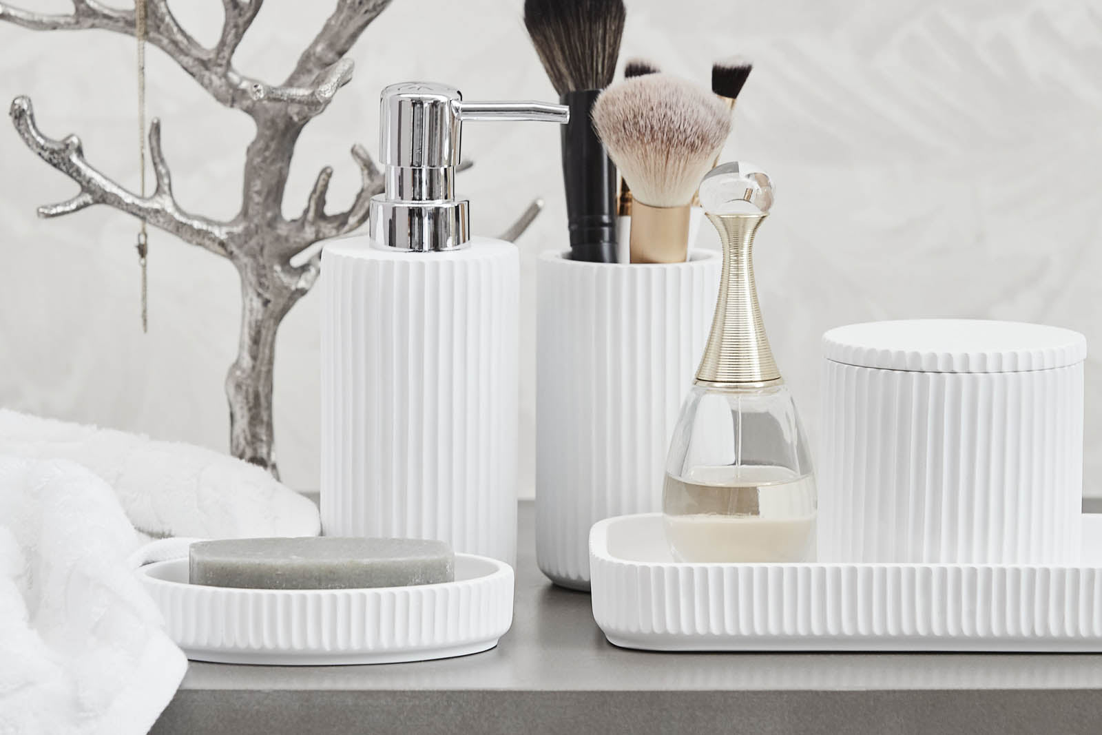 LeneBjerreはデンマークのブランドです。1975年にLeneBjerre自身が手作りのランプシェードの製造を開始しました。オフィスはデンマーク北部のNibeという自然に囲まれた場所に設立されたこともあり、ブランドは特に自然や海などからインスピレーションを得ています。スカンジナビアの伝統と現代のトレンドを融合させながら、デンマークのブランドでは珍しくクラシックでフェミニンな製品を開発しています。