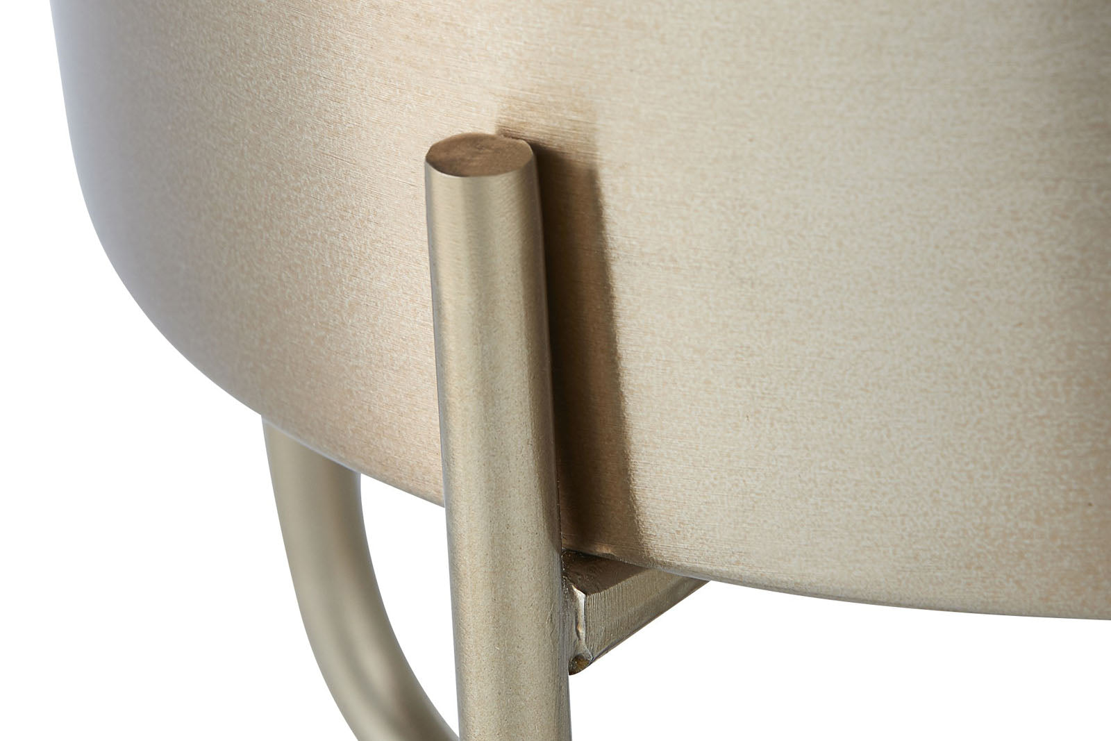 LeneBjerreはデンマークのブランドです。1975年にLeneBjerre自身が手作りのランプシェードの製造を開始しました。オフィスはデンマーク北部のNibeという自然に囲まれた場所に設立されたこともあり、ブランドは特に自然や海などからインスピレーションを得ています。スカンジナビアの伝統と現代のトレンドを融合させながら、デンマークのブランドでは珍しくクラシックでフェミニンな製品を開発しています。