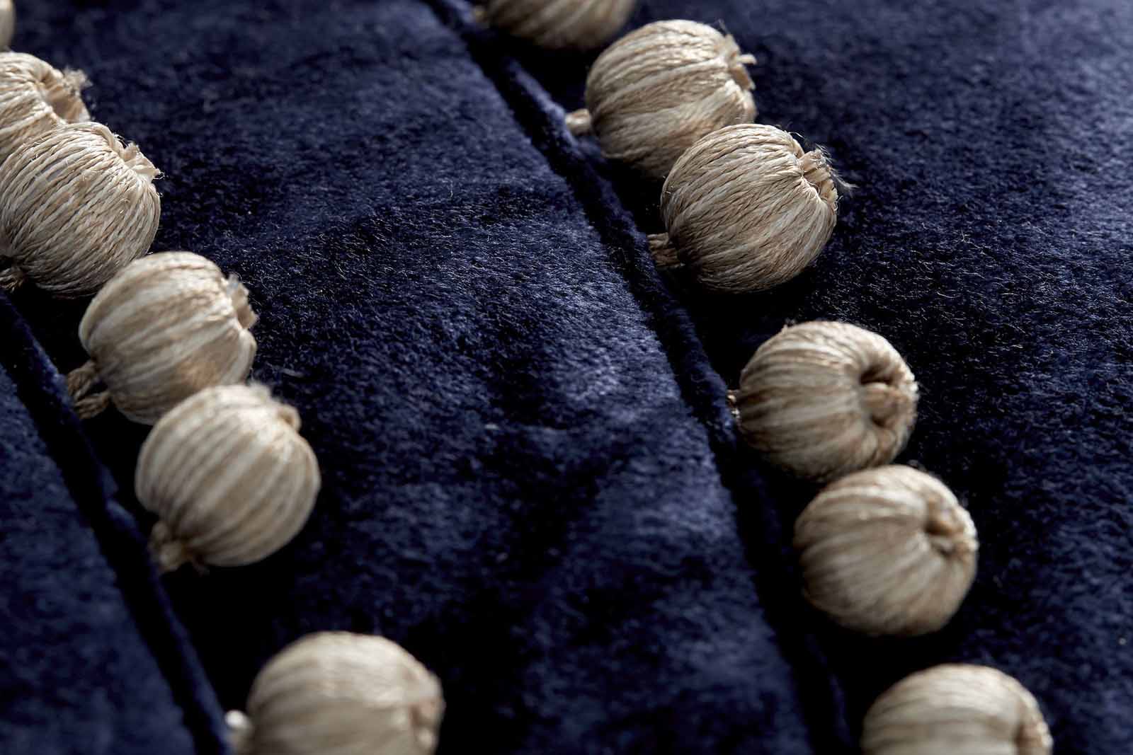 LeneBjerreはデンマークのブランドです。1975年にLeneBjerre自身が手作りのランプシェードの製造を開始しました。オフィスはデンマーク北部のNibeという自然に囲まれた場所に設立されたこともあり、ブランドは特に自然や海などからインスピレーションを得ています。スカンジナビアの伝統と現代のトレンドを融合させながら、デンマークのブランドでは珍しくクラシックでフェミニンな製品を開発しています。