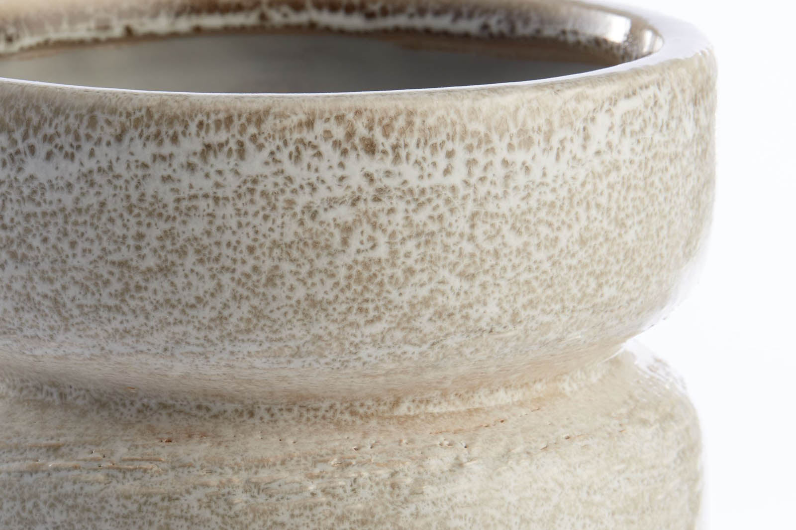 LeneBjerreはデンマークのブランドです。1975年にLeneBjerre自身が手作りのランプシェードの製造を開始しました。オフィスはデンマーク北部のNibeという自然に囲まれた場所に設立されたこともあり、ブランドは特に自然や海などからインスピレーションを得ています。スカンジナビアの伝統と現代のトレンドを融合させながら、デンマークのブランドでは珍しくクラシックでフェミニンな製品を開発しています。