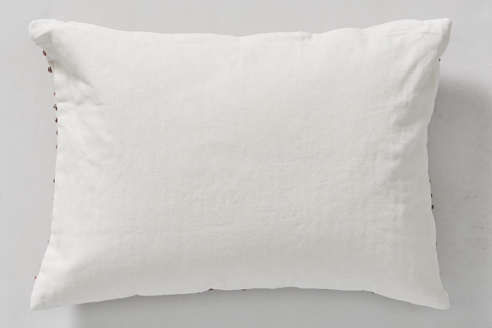 LeneBjerreはデンマークのブランドです。1975年にLeneBjerre自身が手作りのランプシェードの製造を開始しました。オフィスはデンマーク北部のNibeという自然に囲まれた場所に設立されたこともあり、ブランドは特に自然や海などからインスピレーションを得ています。スカンジナビアの伝統と現代のトレンドを融合させながら、デンマークのブランドでは珍しくクラシックでフェミニンな製品を開発しています。