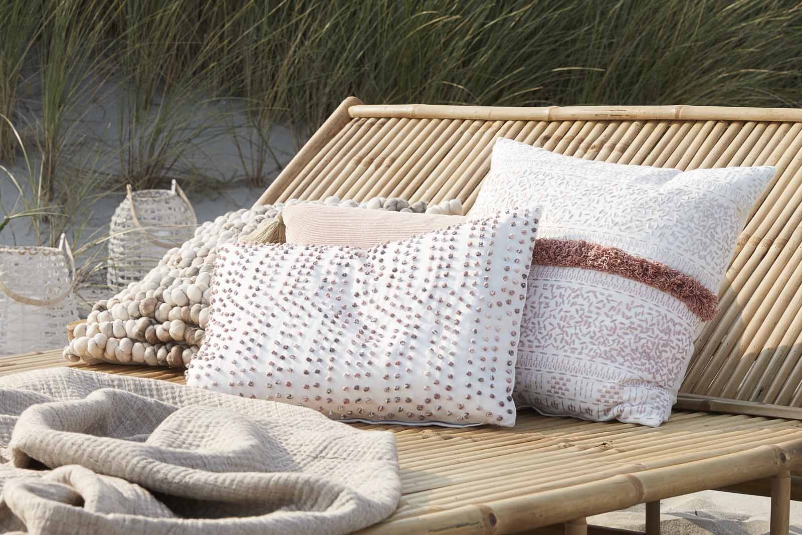 LeneBjerreはデンマークのブランドです。1975年にLeneBjerre自身が手作りのランプシェードの製造を開始しました。オフィスはデンマーク北部のNibeという自然に囲まれた場所に設立されたこともあり、ブランドは特に自然や海などからインスピレーションを得ています。スカンジナビアの伝統と現代のトレンドを融合させながら、デンマークのブランドでは珍しくクラシックでフェミニンな製品を開発しています。