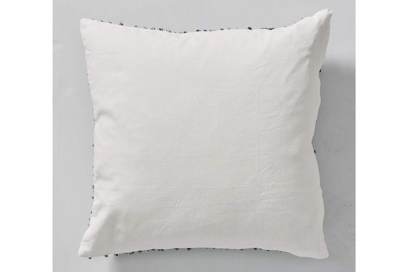 LeneBjerreはデンマークのブランドです。1975年にLeneBjerre自身が手作りのランプシェードの製造を開始しました。オフィスはデンマーク北部のNibeという自然に囲まれた場所に設立されたこともあり、ブランドは特に自然や海などからインスピレーションを得ています。スカンジナビアの伝統と現代のトレンドを融合させながら、デンマークのブランドでは珍しくクラシックでフェミニンな製品を開発しています。