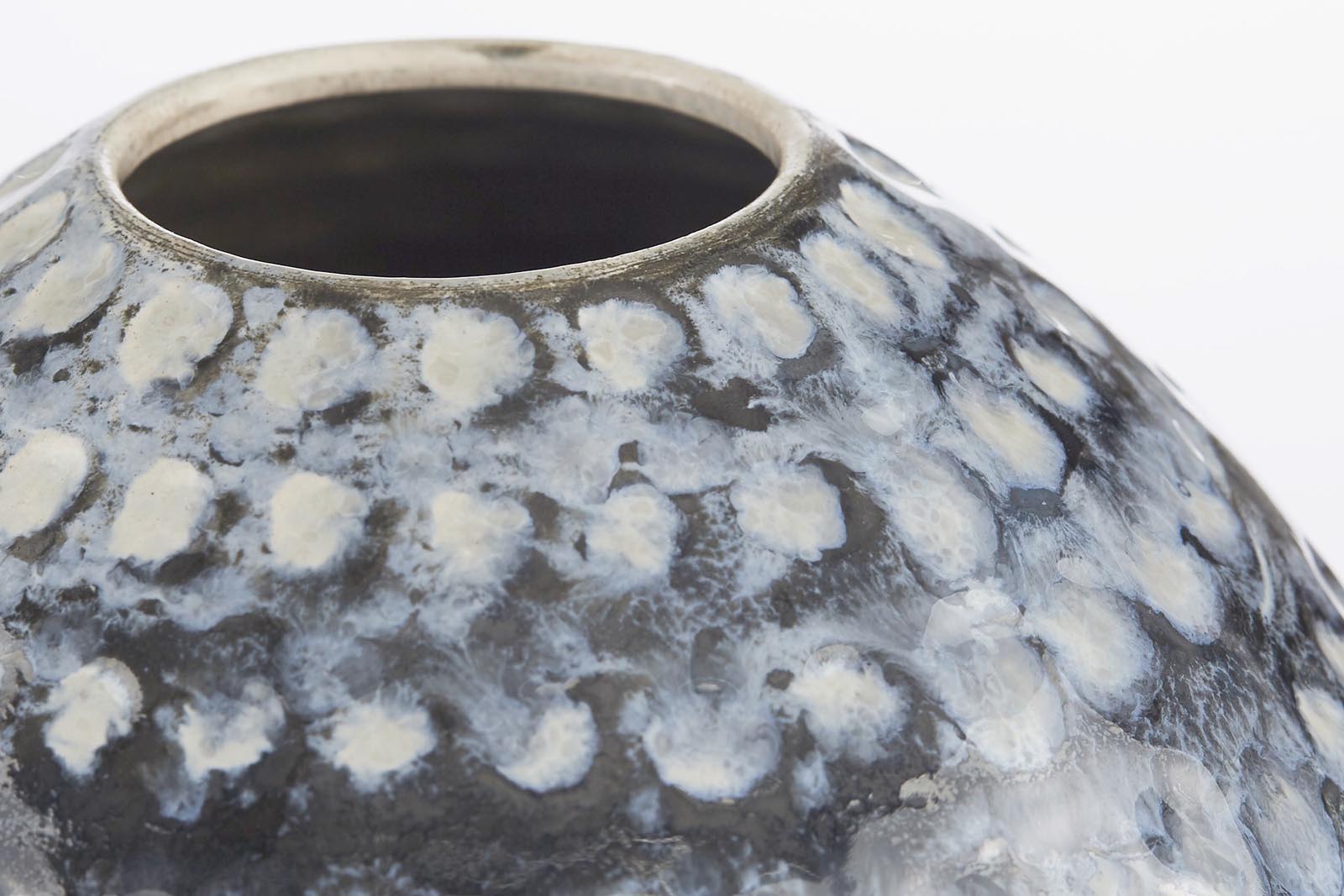 LeneBjerreはデンマークのブランドです。1975年にLeneBjerre自身が手作りのランプシェードの製造を開始しました。オフィスはデンマーク北部のNibeという自然に囲まれた場所に設立されたこともあり、ブランドは特に自然や海などからインスピレーションを得ています。スカンジナビアの伝統と現代のトレンドを融合させながら、デンマークのブランドでは珍しくクラシックでフェミニンな製品を開発しています。