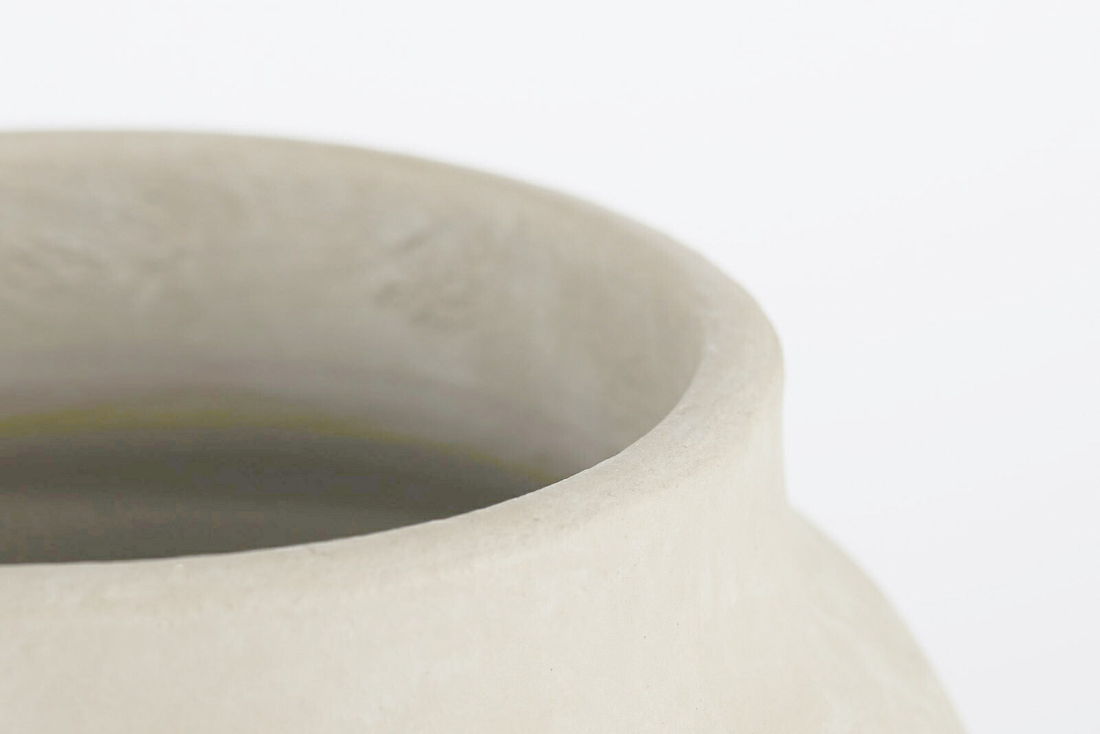 LeneBjerreはデンマークのブランドです。1975年にLeneBjerre自身が手作りのランプシェードの製造を開始しました。オフィスはデンマーク北部のNibeという自然に囲まれた場所に設立されたこともあり、ブランドは特に自然や海などからインスピレーションを得ています。スカンジナビアの伝統と現代のトレンドを融合させながら、デンマークのブランドでは珍しくクラシックでフェミニンな製品を開発しています。