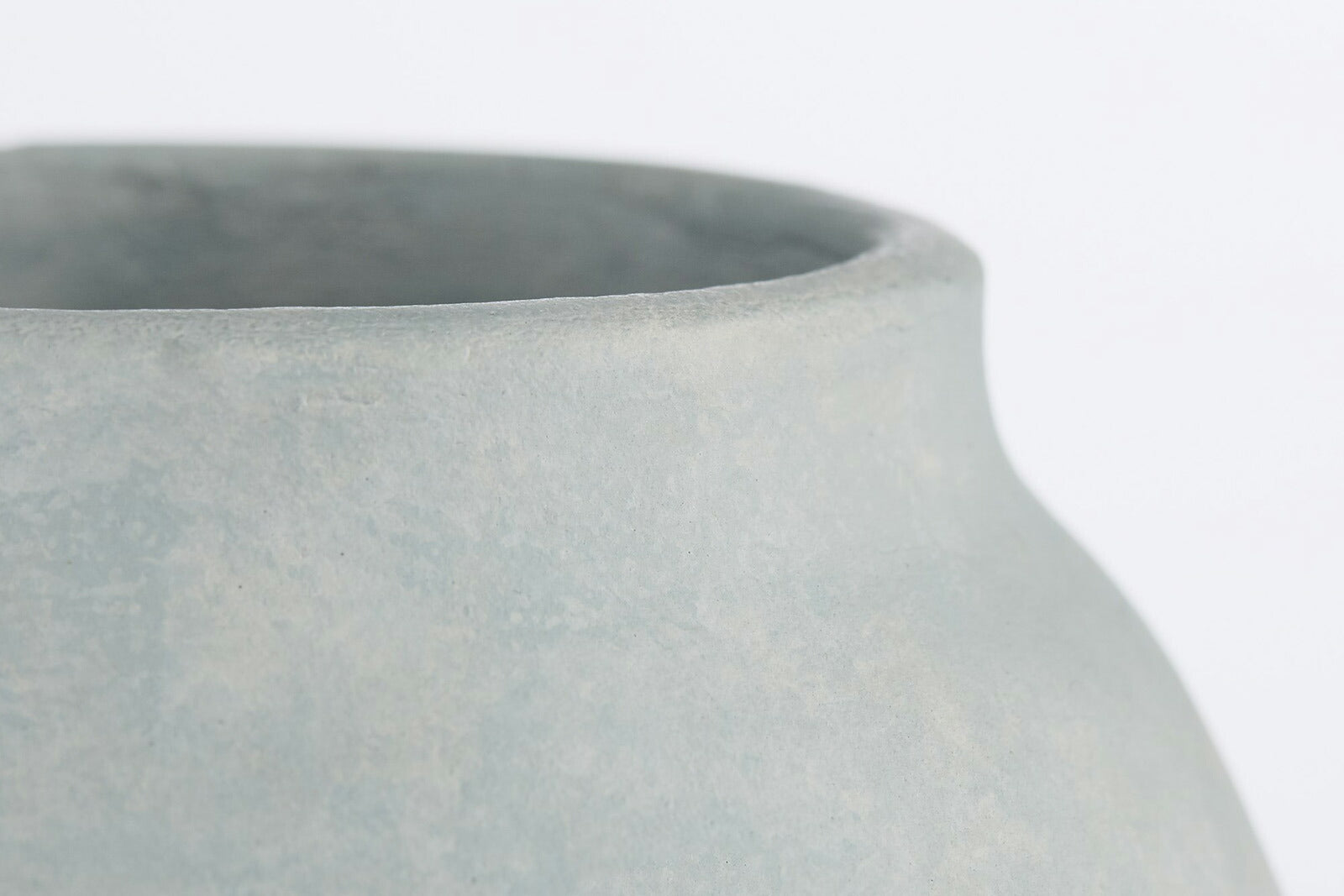 LeneBjerreはデンマークのブランドです。1975年にLeneBjerre自身が手作りのランプシェードの製造を開始しました。オフィスはデンマーク北部のNibeという自然に囲まれた場所に設立されたこともあり、ブランドは特に自然や海などからインスピレーションを得ています。スカンジナビアの伝統と現代のトレンドを融合させながら、デンマークのブランドでは珍しくクラシックでフェミニンな製品を開発しています。