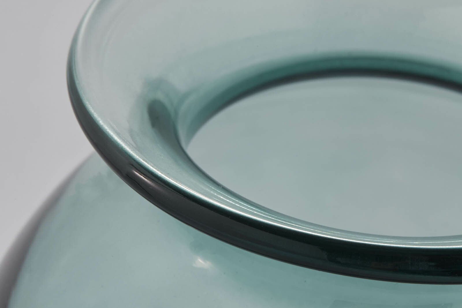 LeneBjerreはデンマークのブランドです。1975年にLeneBjerre自身が手作りのランプシェードの製造を開始しました。オフィスはデンマーク北部のNibeという自然に囲まれた場所に設立されたこともあり、ブランドは特に自然や海などからインスピレーションを得ています。スカンジナビアの伝統と現代のトレンドを融合させながら、デンマークのブランドでは珍しくクラシックでフェミニンな製品を開発しています。