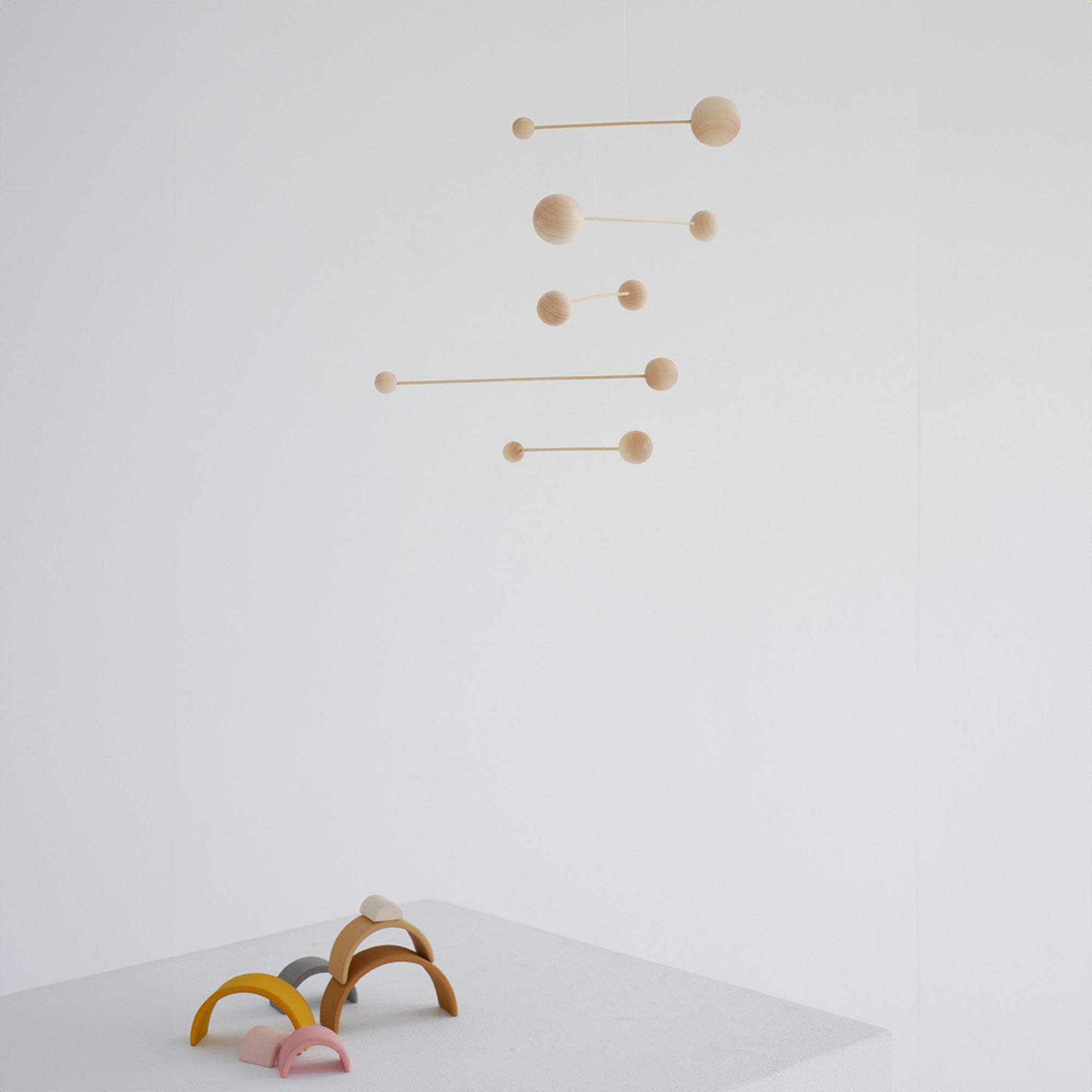 Kinetic Levi（キネティック・レヴィ）は、動きのある現代アート「キネティックアート」をテーマにしたインテリアモビールのブランドです。空気の流れに応じてやわらかく揺れる繊細な造形は、空間に静かな動きと詩的な美しさを与え、リビングや玄関、寝室などあらゆるシーンを洗練されたアート空間に変えてくれます。Kinetic Leviのモビールは、アーティスティックでありながらインテリア性にも優れ、北欧風やミッドセンチュリー、モダンスタイルのインテリアとも相性抜群。金属や天然木など上質な素材を使用し、ひとつひとつ丁寧に仕上げられています。天井から吊るすだけで空間の印象を一変させるKinetic Leviの作品は、自宅用としてはもちろん、引越し祝いや結婚祝いなどのギフトにも最適です。インテリア雑貨やおしゃれなアートモビールをお探しの方におすすめのブランドです。