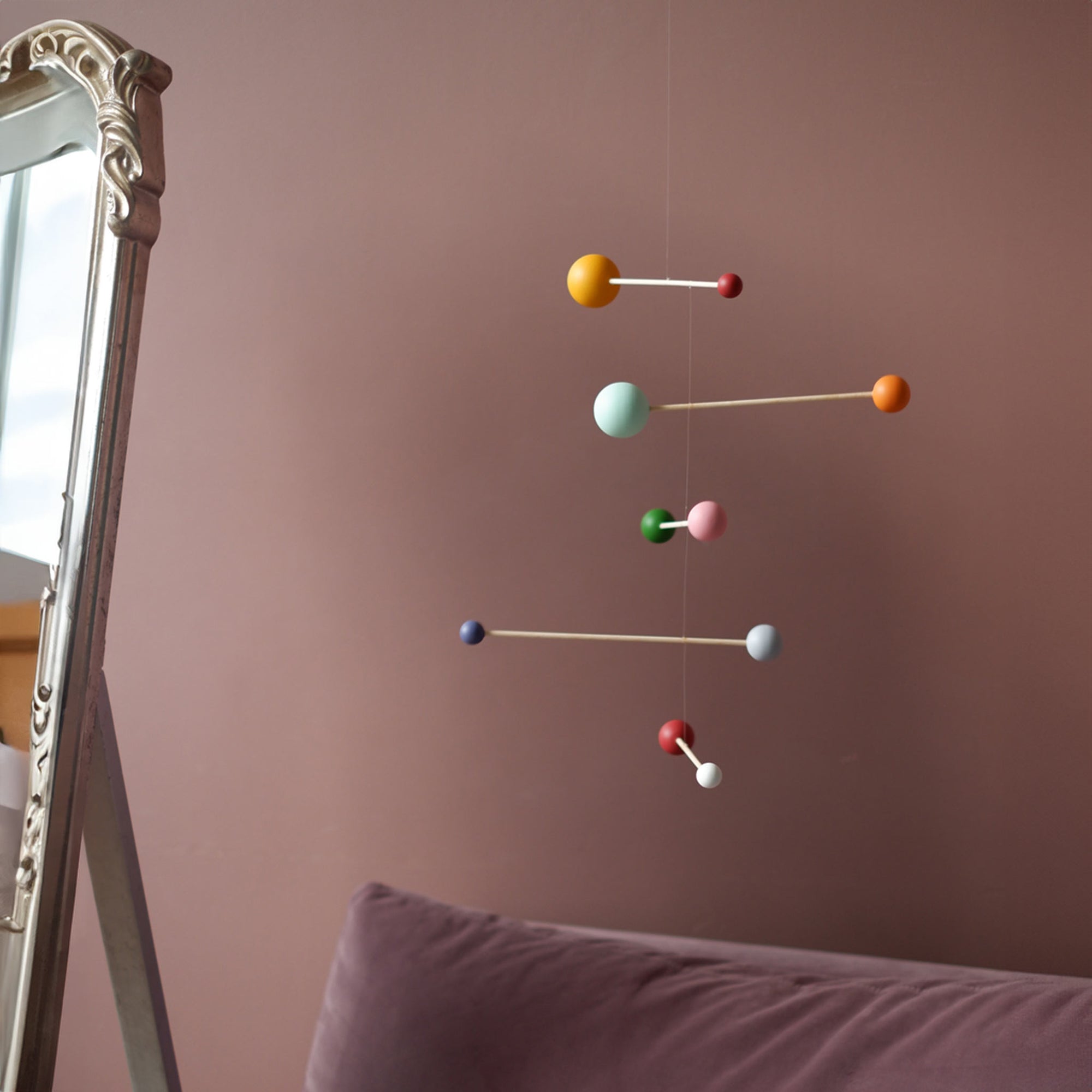 Kinetic Levi（キネティック・レヴィ）は、動きのある現代アート「キネティックアート」をテーマにしたインテリアモビールのブランドです。空気の流れに応じてやわらかく揺れる繊細な造形は、空間に静かな動きと詩的な美しさを与え、リビングや玄関、寝室などあらゆるシーンを洗練されたアート空間に変えてくれます。Kinetic Leviのモビールは、アーティスティックでありながらインテリア性にも優れ、北欧風やミッドセンチュリー、モダンスタイルのインテリアとも相性抜群。金属や天然木など上質な素材を使用し、ひとつひとつ丁寧に仕上げられています。天井から吊るすだけで空間の印象を一変させるKinetic Leviの作品は、自宅用としてはもちろん、引越し祝いや結婚祝いなどのギフトにも最適です。インテリア雑貨やおしゃれなアートモビールをお探しの方におすすめのブランドです。