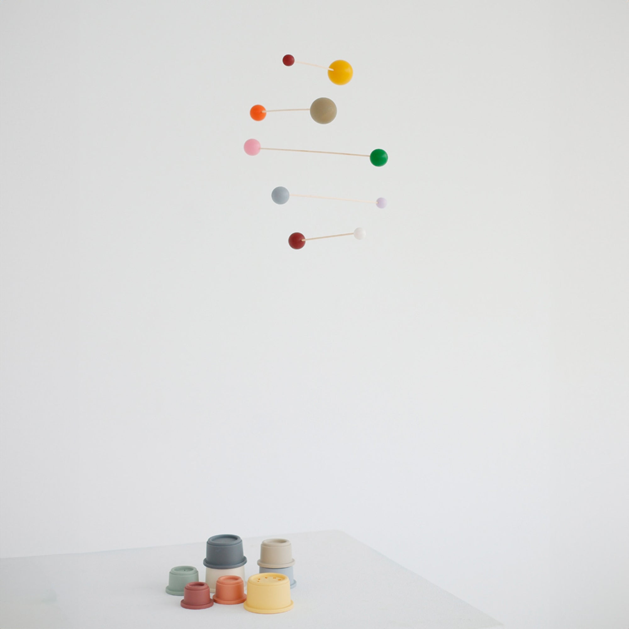 Kinetic Levi（キネティック・レヴィ）は、動きのある現代アート「キネティックアート」をテーマにしたインテリアモビールのブランドです。空気の流れに応じてやわらかく揺れる繊細な造形は、空間に静かな動きと詩的な美しさを与え、リビングや玄関、寝室などあらゆるシーンを洗練されたアート空間に変えてくれます。Kinetic Leviのモビールは、アーティスティックでありながらインテリア性にも優れ、北欧風やミッドセンチュリー、モダンスタイルのインテリアとも相性抜群。金属や天然木など上質な素材を使用し、ひとつひとつ丁寧に仕上げられています。天井から吊るすだけで空間の印象を一変させるKinetic Leviの作品は、自宅用としてはもちろん、引越し祝いや結婚祝いなどのギフトにも最適です。インテリア雑貨やおしゃれなアートモビールをお探しの方におすすめのブランドです。