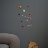 Kinetic Levi（キネティック・レヴィ）は、動きのある現代アート「キネティックアート」をテーマにしたインテリアモビールのブランドです。空気の流れに応じてやわらかく揺れる繊細な造形は、空間に静かな動きと詩的な美しさを与え、リビングや玄関、寝室などあらゆるシーンを洗練されたアート空間に変えてくれます。Kinetic Leviのモビールは、アーティスティックでありながらインテリア性にも優れ、北欧風やミッドセンチュリー、モダンスタイルのインテリアとも相性抜群。金属や天然木など上質な素材を使用し、ひとつひとつ丁寧に仕上げられています。天井から吊るすだけで空間の印象を一変させるKinetic Leviの作品は、自宅用としてはもちろん、引越し祝いや結婚祝いなどのギフトにも最適です。インテリア雑貨やおしゃれなアートモビールをお探しの方におすすめのブランドです。