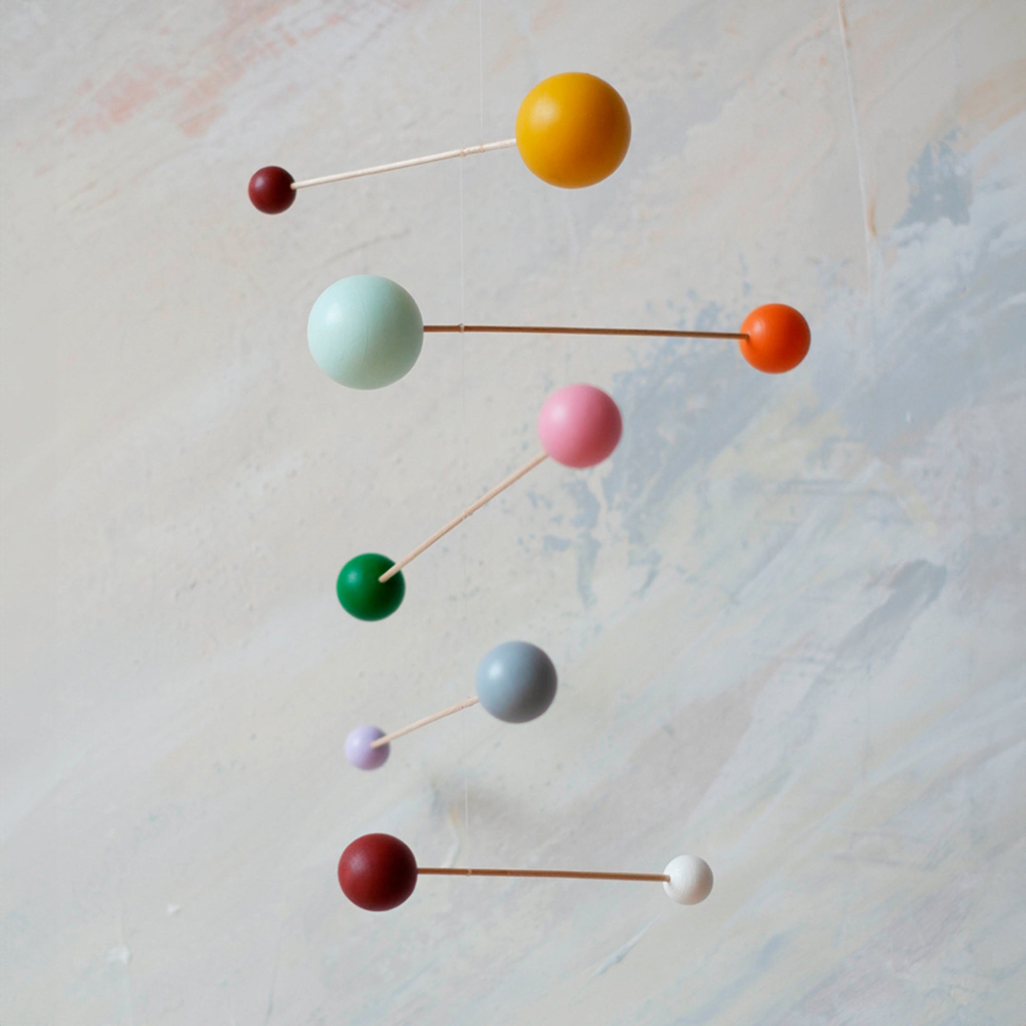 Kinetic Levi（キネティック・レヴィ）は、動きのある現代アート「キネティックアート」をテーマにしたインテリアモビールのブランドです。空気の流れに応じてやわらかく揺れる繊細な造形は、空間に静かな動きと詩的な美しさを与え、リビングや玄関、寝室などあらゆるシーンを洗練されたアート空間に変えてくれます。Kinetic Leviのモビールは、アーティスティックでありながらインテリア性にも優れ、北欧風やミッドセンチュリー、モダンスタイルのインテリアとも相性抜群。金属や天然木など上質な素材を使用し、ひとつひとつ丁寧に仕上げられています。天井から吊るすだけで空間の印象を一変させるKinetic Leviの作品は、自宅用としてはもちろん、引越し祝いや結婚祝いなどのギフトにも最適です。インテリア雑貨やおしゃれなアートモビールをお探しの方におすすめのブランドです。