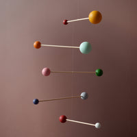 Kinetic Levi（キネティック・レヴィ）は、動きのある現代アート「キネティックアート」をテーマにしたインテリアモビールのブランドです。空気の流れに応じてやわらかく揺れる繊細な造形は、空間に静かな動きと詩的な美しさを与え、リビングや玄関、寝室などあらゆるシーンを洗練されたアート空間に変えてくれます。Kinetic Leviのモビールは、アーティスティックでありながらインテリア性にも優れ、北欧風やミッドセンチュリー、モダンスタイルのインテリアとも相性抜群。金属や天然木など上質な素材を使用し、ひとつひとつ丁寧に仕上げられています。天井から吊るすだけで空間の印象を一変させるKinetic Leviの作品は、自宅用としてはもちろん、引越し祝いや結婚祝いなどのギフトにも最適です。インテリア雑貨やおしゃれなアートモビールをお探しの方におすすめのブランドです。