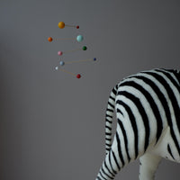 Kinetic Levi（キネティック・レヴィ）は、動きのある現代アート「キネティックアート」をテーマにしたインテリアモビールのブランドです。空気の流れに応じてやわらかく揺れる繊細な造形は、空間に静かな動きと詩的な美しさを与え、リビングや玄関、寝室などあらゆるシーンを洗練されたアート空間に変えてくれます。Kinetic Leviのモビールは、アーティスティックでありながらインテリア性にも優れ、北欧風やミッドセンチュリー、モダンスタイルのインテリアとも相性抜群。金属や天然木など上質な素材を使用し、ひとつひとつ丁寧に仕上げられています。天井から吊るすだけで空間の印象を一変させるKinetic Leviの作品は、自宅用としてはもちろん、引越し祝いや結婚祝いなどのギフトにも最適です。インテリア雑貨やおしゃれなアートモビールをお探しの方におすすめのブランドです。