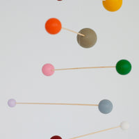 Kinetic Levi（キネティック・レヴィ）は、動きのある現代アート「キネティックアート」をテーマにしたインテリアモビールのブランドです。空気の流れに応じてやわらかく揺れる繊細な造形は、空間に静かな動きと詩的な美しさを与え、リビングや玄関、寝室などあらゆるシーンを洗練されたアート空間に変えてくれます。Kinetic Leviのモビールは、アーティスティックでありながらインテリア性にも優れ、北欧風やミッドセンチュリー、モダンスタイルのインテリアとも相性抜群。金属や天然木など上質な素材を使用し、ひとつひとつ丁寧に仕上げられています。天井から吊るすだけで空間の印象を一変させるKinetic Leviの作品は、自宅用としてはもちろん、引越し祝いや結婚祝いなどのギフトにも最適です。インテリア雑貨やおしゃれなアートモビールをお探しの方におすすめのブランドです。