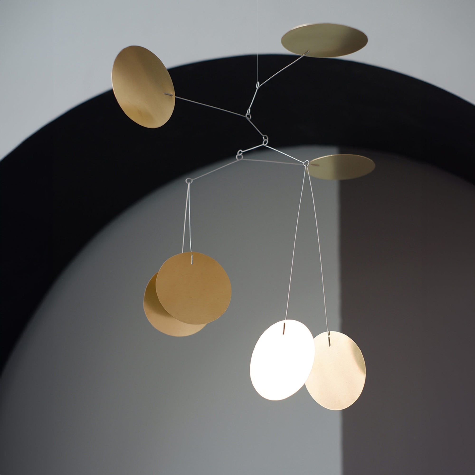 Kinetic Levi（キネティック・レヴィ）は、動きのある現代アート「キネティックアート」をテーマにしたインテリアモビールのブランドです。空気の流れに応じてやわらかく揺れる繊細な造形は、空間に静かな動きと詩的な美しさを与え、リビングや玄関、寝室などあらゆるシーンを洗練されたアート空間に変えてくれます。Kinetic Leviのモビールは、アーティスティックでありながらインテリア性にも優れ、北欧風やミッドセンチュリー、モダンスタイルのインテリアとも相性抜群。金属や天然木など上質な素材を使用し、ひとつひとつ丁寧に仕上げられています。天井から吊るすだけで空間の印象を一変させるKinetic Leviの作品は、自宅用としてはもちろん、引越し祝いや結婚祝いなどのギフトにも最適です。インテリア雑貨やおしゃれなアートモビールをお探しの方におすすめのブランドです。