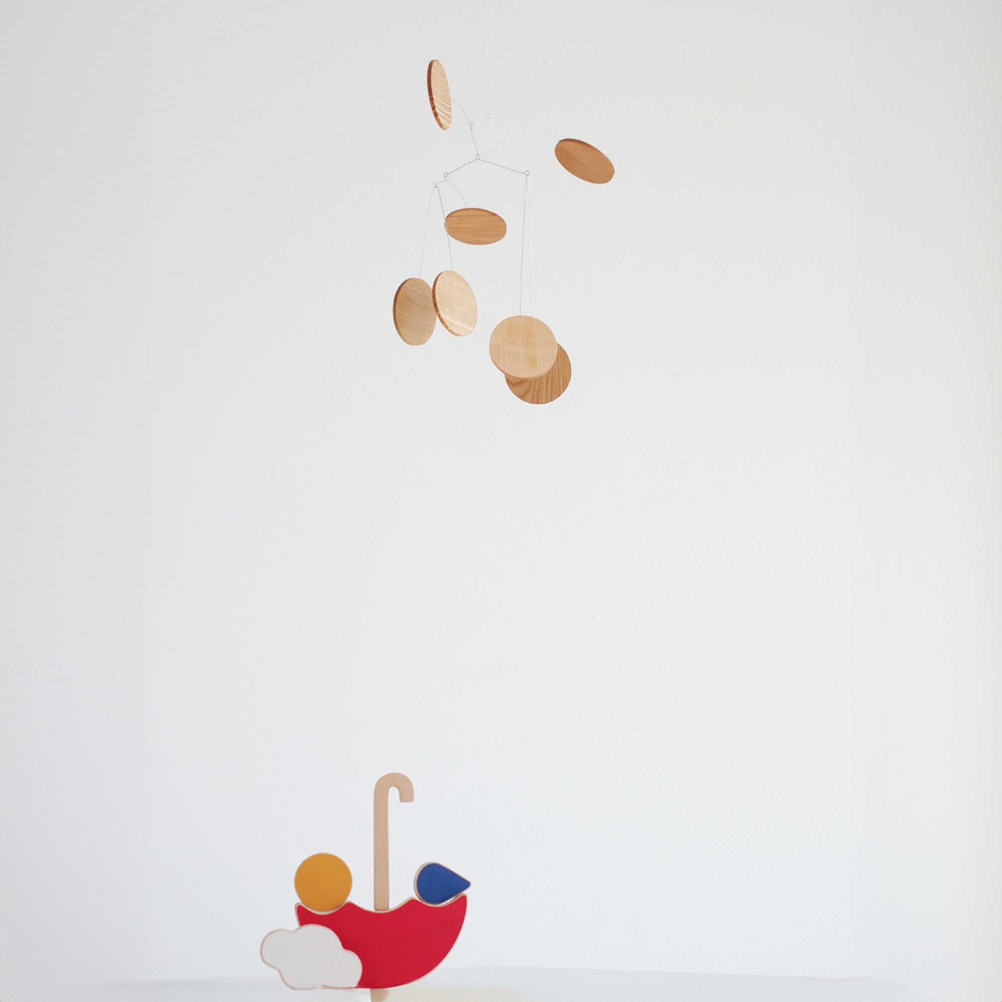 Kinetic Levi（キネティック・レヴィ）は、動きのある現代アート「キネティックアート」をテーマにしたインテリアモビールのブランドです。空気の流れに応じてやわらかく揺れる繊細な造形は、空間に静かな動きと詩的な美しさを与え、リビングや玄関、寝室などあらゆるシーンを洗練されたアート空間に変えてくれます。Kinetic Leviのモビールは、アーティスティックでありながらインテリア性にも優れ、北欧風やミッドセンチュリー、モダンスタイルのインテリアとも相性抜群。金属や天然木など上質な素材を使用し、ひとつひとつ丁寧に仕上げられています。天井から吊るすだけで空間の印象を一変させるKinetic Leviの作品は、自宅用としてはもちろん、引越し祝いや結婚祝いなどのギフトにも最適です。インテリア雑貨やおしゃれなアートモビールをお探しの方におすすめのブランドです。