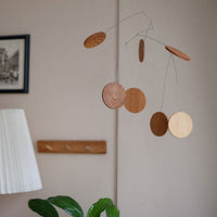 Kinetic Levi（キネティック・レヴィ）は、動きのある現代アート「キネティックアート」をテーマにしたインテリアモビールのブランドです。空気の流れに応じてやわらかく揺れる繊細な造形は、空間に静かな動きと詩的な美しさを与え、リビングや玄関、寝室などあらゆるシーンを洗練されたアート空間に変えてくれます。Kinetic Leviのモビールは、アーティスティックでありながらインテリア性にも優れ、北欧風やミッドセンチュリー、モダンスタイルのインテリアとも相性抜群。金属や天然木など上質な素材を使用し、ひとつひとつ丁寧に仕上げられています。天井から吊るすだけで空間の印象を一変させるKinetic Leviの作品は、自宅用としてはもちろん、引越し祝いや結婚祝いなどのギフトにも最適です。インテリア雑貨やおしゃれなアートモビールをお探しの方におすすめのブランドです。