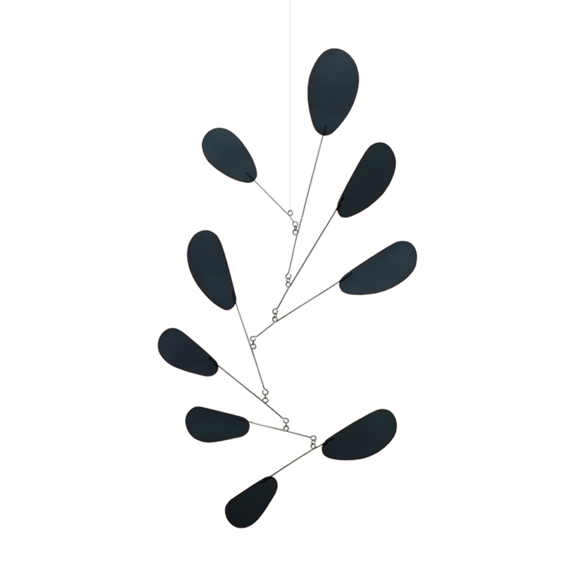 Kinetic Levi（キネティック・レヴィ）は、動きのある現代アート「キネティックアート」をテーマにしたインテリアモビールのブランドです。空気の流れに応じてやわらかく揺れる繊細な造形は、空間に静かな動きと詩的な美しさを与え、リビングや玄関、寝室などあらゆるシーンを洗練されたアート空間に変えてくれます。Kinetic Leviのモビールは、アーティスティックでありながらインテリア性にも優れ、北欧風やミッドセンチュリー、モダンスタイルのインテリアとも相性抜群。金属や天然木など上質な素材を使用し、ひとつひとつ丁寧に仕上げられています。天井から吊るすだけで空間の印象を一変させるKinetic Leviの作品は、自宅用としてはもちろん、引越し祝いや結婚祝いなどのギフトにも最適です。インテリア雑貨やおしゃれなアートモビールをお探しの方におすすめのブランドです。