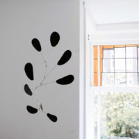 Kinetic Levi（キネティック・レヴィ）は、動きのある現代アート「キネティックアート」をテーマにしたインテリアモビールのブランドです。空気の流れに応じてやわらかく揺れる繊細な造形は、空間に静かな動きと詩的な美しさを与え、リビングや玄関、寝室などあらゆるシーンを洗練されたアート空間に変えてくれます。Kinetic Leviのモビールは、アーティスティックでありながらインテリア性にも優れ、北欧風やミッドセンチュリー、モダンスタイルのインテリアとも相性抜群。金属や天然木など上質な素材を使用し、ひとつひとつ丁寧に仕上げられています。天井から吊るすだけで空間の印象を一変させるKinetic Leviの作品は、自宅用としてはもちろん、引越し祝いや結婚祝いなどのギフトにも最適です。インテリア雑貨やおしゃれなアートモビールをお探しの方におすすめのブランドです。