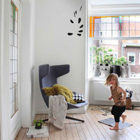 Kinetic Levi（キネティック・レヴィ）は、動きのある現代アート「キネティックアート」をテーマにしたインテリアモビールのブランドです。空気の流れに応じてやわらかく揺れる繊細な造形は、空間に静かな動きと詩的な美しさを与え、リビングや玄関、寝室などあらゆるシーンを洗練されたアート空間に変えてくれます。Kinetic Leviのモビールは、アーティスティックでありながらインテリア性にも優れ、北欧風やミッドセンチュリー、モダンスタイルのインテリアとも相性抜群。金属や天然木など上質な素材を使用し、ひとつひとつ丁寧に仕上げられています。天井から吊るすだけで空間の印象を一変させるKinetic Leviの作品は、自宅用としてはもちろん、引越し祝いや結婚祝いなどのギフトにも最適です。インテリア雑貨やおしゃれなアートモビールをお探しの方におすすめのブランドです。