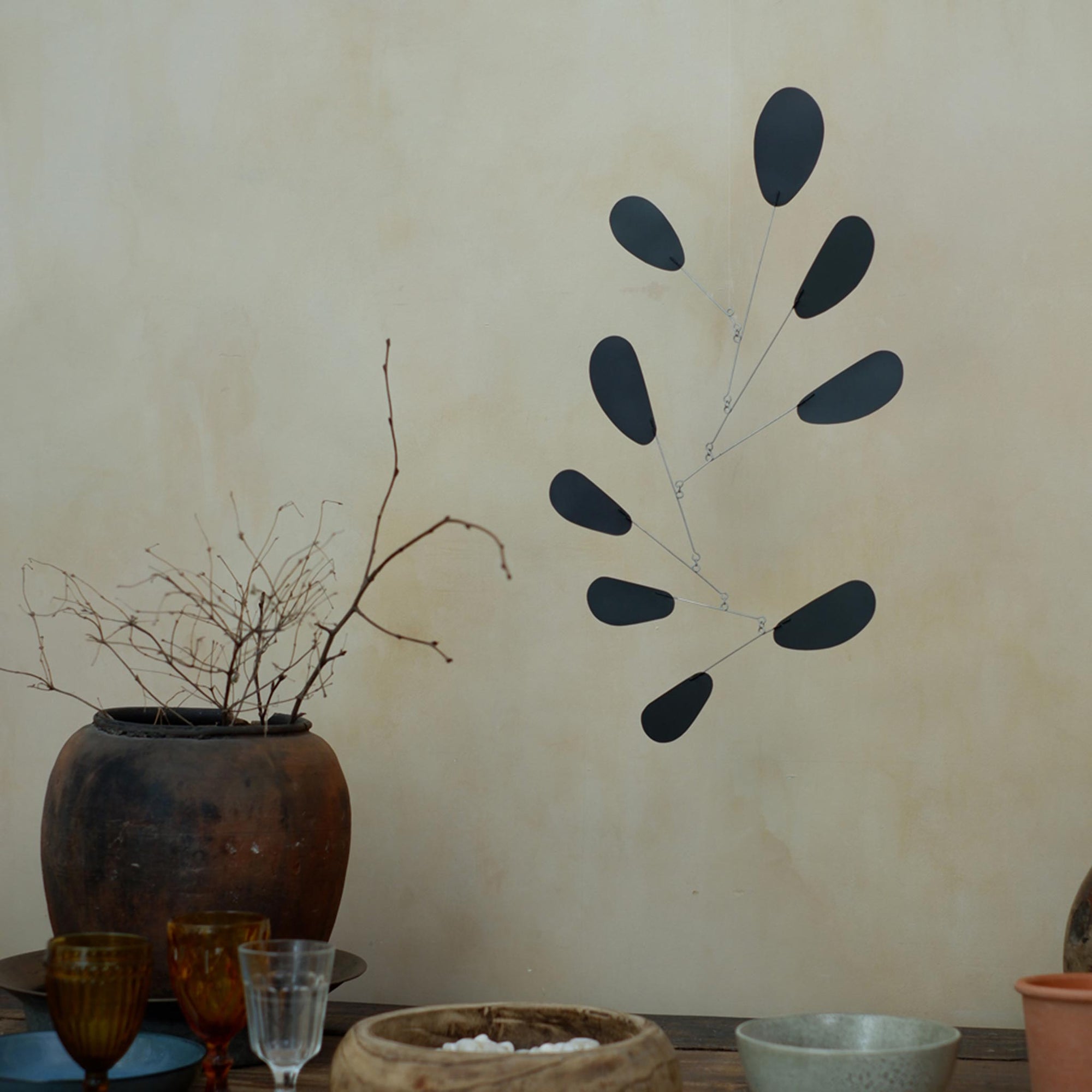 Kinetic Levi（キネティック・レヴィ）は、動きのある現代アート「キネティックアート」をテーマにしたインテリアモビールのブランドです。空気の流れに応じてやわらかく揺れる繊細な造形は、空間に静かな動きと詩的な美しさを与え、リビングや玄関、寝室などあらゆるシーンを洗練されたアート空間に変えてくれます。Kinetic Leviのモビールは、アーティスティックでありながらインテリア性にも優れ、北欧風やミッドセンチュリー、モダンスタイルのインテリアとも相性抜群。金属や天然木など上質な素材を使用し、ひとつひとつ丁寧に仕上げられています。天井から吊るすだけで空間の印象を一変させるKinetic Leviの作品は、自宅用としてはもちろん、引越し祝いや結婚祝いなどのギフトにも最適です。インテリア雑貨やおしゃれなアートモビールをお探しの方におすすめのブランドです。