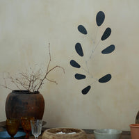 Kinetic Levi（キネティック・レヴィ）は、動きのある現代アート「キネティックアート」をテーマにしたインテリアモビールのブランドです。空気の流れに応じてやわらかく揺れる繊細な造形は、空間に静かな動きと詩的な美しさを与え、リビングや玄関、寝室などあらゆるシーンを洗練されたアート空間に変えてくれます。Kinetic Leviのモビールは、アーティスティックでありながらインテリア性にも優れ、北欧風やミッドセンチュリー、モダンスタイルのインテリアとも相性抜群。金属や天然木など上質な素材を使用し、ひとつひとつ丁寧に仕上げられています。天井から吊るすだけで空間の印象を一変させるKinetic Leviの作品は、自宅用としてはもちろん、引越し祝いや結婚祝いなどのギフトにも最適です。インテリア雑貨やおしゃれなアートモビールをお探しの方におすすめのブランドです。