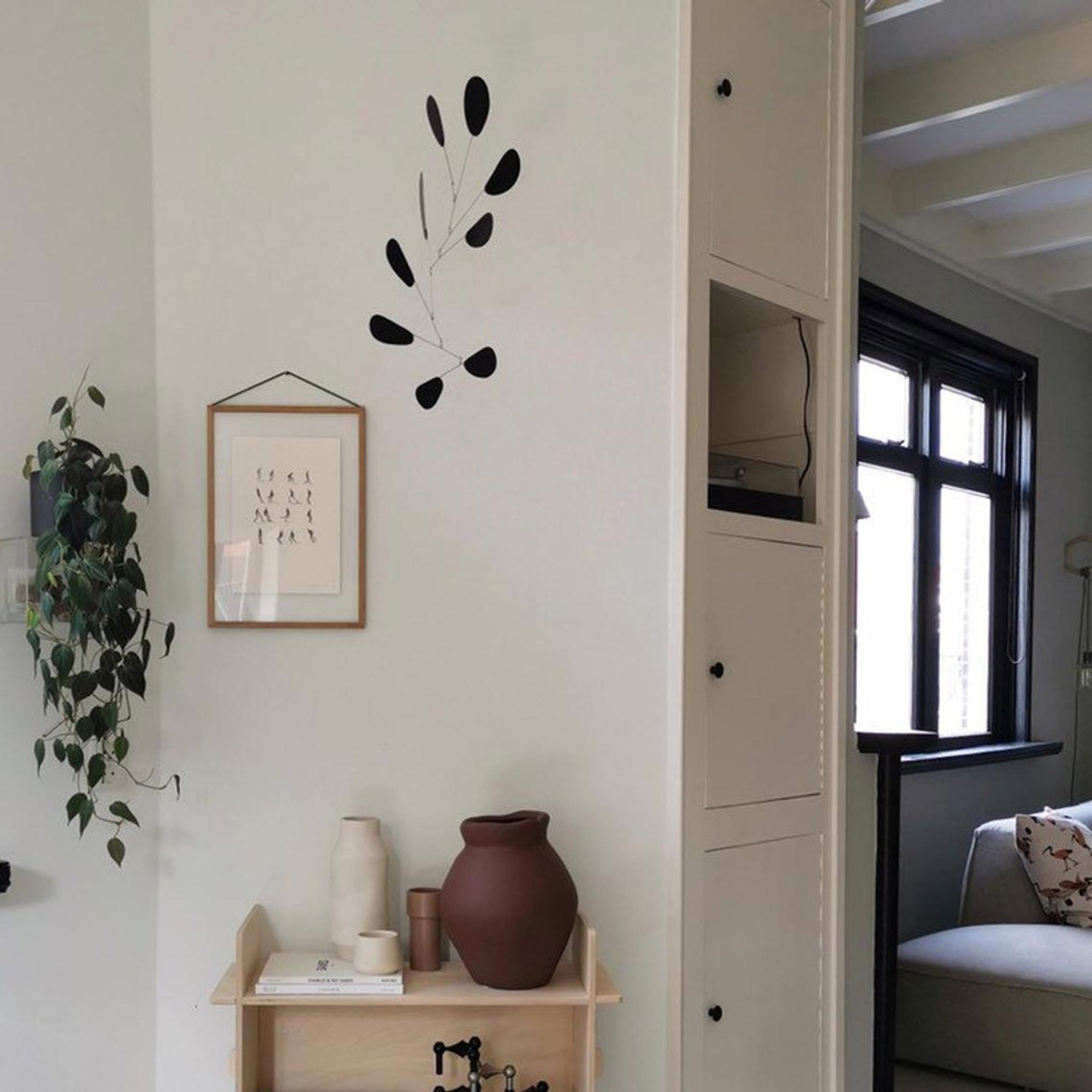 Kinetic Levi（キネティック・レヴィ）は、動きのある現代アート「キネティックアート」をテーマにしたインテリアモビールのブランドです。空気の流れに応じてやわらかく揺れる繊細な造形は、空間に静かな動きと詩的な美しさを与え、リビングや玄関、寝室などあらゆるシーンを洗練されたアート空間に変えてくれます。Kinetic Leviのモビールは、アーティスティックでありながらインテリア性にも優れ、北欧風やミッドセンチュリー、モダンスタイルのインテリアとも相性抜群。金属や天然木など上質な素材を使用し、ひとつひとつ丁寧に仕上げられています。天井から吊るすだけで空間の印象を一変させるKinetic Leviの作品は、自宅用としてはもちろん、引越し祝いや結婚祝いなどのギフトにも最適です。インテリア雑貨やおしゃれなアートモビールをお探しの方におすすめのブランドです。