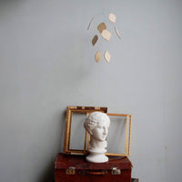 Kinetic Levi（キネティック・レヴィ）は、動きのある現代アート「キネティックアート」をテーマにしたインテリアモビールのブランドです。空気の流れに応じてやわらかく揺れる繊細な造形は、空間に静かな動きと詩的な美しさを与え、リビングや玄関、寝室などあらゆるシーンを洗練されたアート空間に変えてくれます。Kinetic Leviのモビールは、アーティスティックでありながらインテリア性にも優れ、北欧風やミッドセンチュリー、モダンスタイルのインテリアとも相性抜群。金属や天然木など上質な素材を使用し、ひとつひとつ丁寧に仕上げられています。天井から吊るすだけで空間の印象を一変させるKinetic Leviの作品は、自宅用としてはもちろん、引越し祝いや結婚祝いなどのギフトにも最適です。インテリア雑貨やおしゃれなアートモビールをお探しの方におすすめのブランドです。