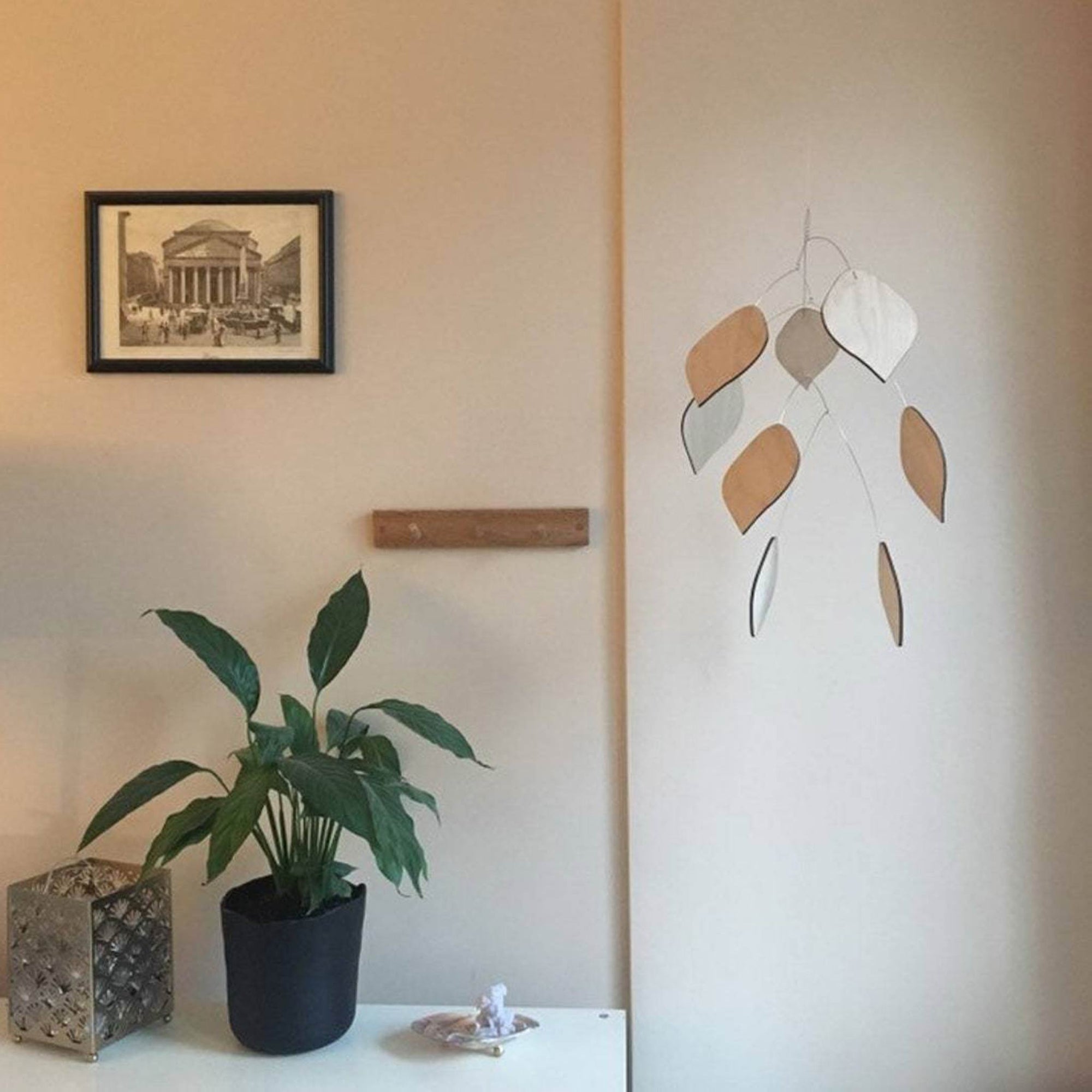 Kinetic Levi（キネティック・レヴィ）は、動きのある現代アート「キネティックアート」をテーマにしたインテリアモビールのブランドです。空気の流れに応じてやわらかく揺れる繊細な造形は、空間に静かな動きと詩的な美しさを与え、リビングや玄関、寝室などあらゆるシーンを洗練されたアート空間に変えてくれます。Kinetic Leviのモビールは、アーティスティックでありながらインテリア性にも優れ、北欧風やミッドセンチュリー、モダンスタイルのインテリアとも相性抜群。金属や天然木など上質な素材を使用し、ひとつひとつ丁寧に仕上げられています。天井から吊るすだけで空間の印象を一変させるKinetic Leviの作品は、自宅用としてはもちろん、引越し祝いや結婚祝いなどのギフトにも最適です。インテリア雑貨やおしゃれなアートモビールをお探しの方におすすめのブランドです。