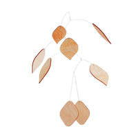 Kinetic Levi（キネティック・レヴィ）は、動きのある現代アート「キネティックアート」をテーマにしたインテリアモビールのブランドです。空気の流れに応じてやわらかく揺れる繊細な造形は、空間に静かな動きと詩的な美しさを与え、リビングや玄関、寝室などあらゆるシーンを洗練されたアート空間に変えてくれます。Kinetic Leviのモビールは、アーティスティックでありながらインテリア性にも優れ、北欧風やミッドセンチュリー、モダンスタイルのインテリアとも相性抜群。金属や天然木など上質な素材を使用し、ひとつひとつ丁寧に仕上げられています。天井から吊るすだけで空間の印象を一変させるKinetic Leviの作品は、自宅用としてはもちろん、引越し祝いや結婚祝いなどのギフトにも最適です。インテリア雑貨やおしゃれなアートモビールをお探しの方におすすめのブランドです。