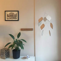 Kinetic Levi（キネティック・レヴィ）は、動きのある現代アート「キネティックアート」をテーマにしたインテリアモビールのブランドです。空気の流れに応じてやわらかく揺れる繊細な造形は、空間に静かな動きと詩的な美しさを与え、リビングや玄関、寝室などあらゆるシーンを洗練されたアート空間に変えてくれます。Kinetic Leviのモビールは、アーティスティックでありながらインテリア性にも優れ、北欧風やミッドセンチュリー、モダンスタイルのインテリアとも相性抜群。金属や天然木など上質な素材を使用し、ひとつひとつ丁寧に仕上げられています。天井から吊るすだけで空間の印象を一変させるKinetic Leviの作品は、自宅用としてはもちろん、引越し祝いや結婚祝いなどのギフトにも最適です。インテリア雑貨やおしゃれなアートモビールをお探しの方におすすめのブランドです。