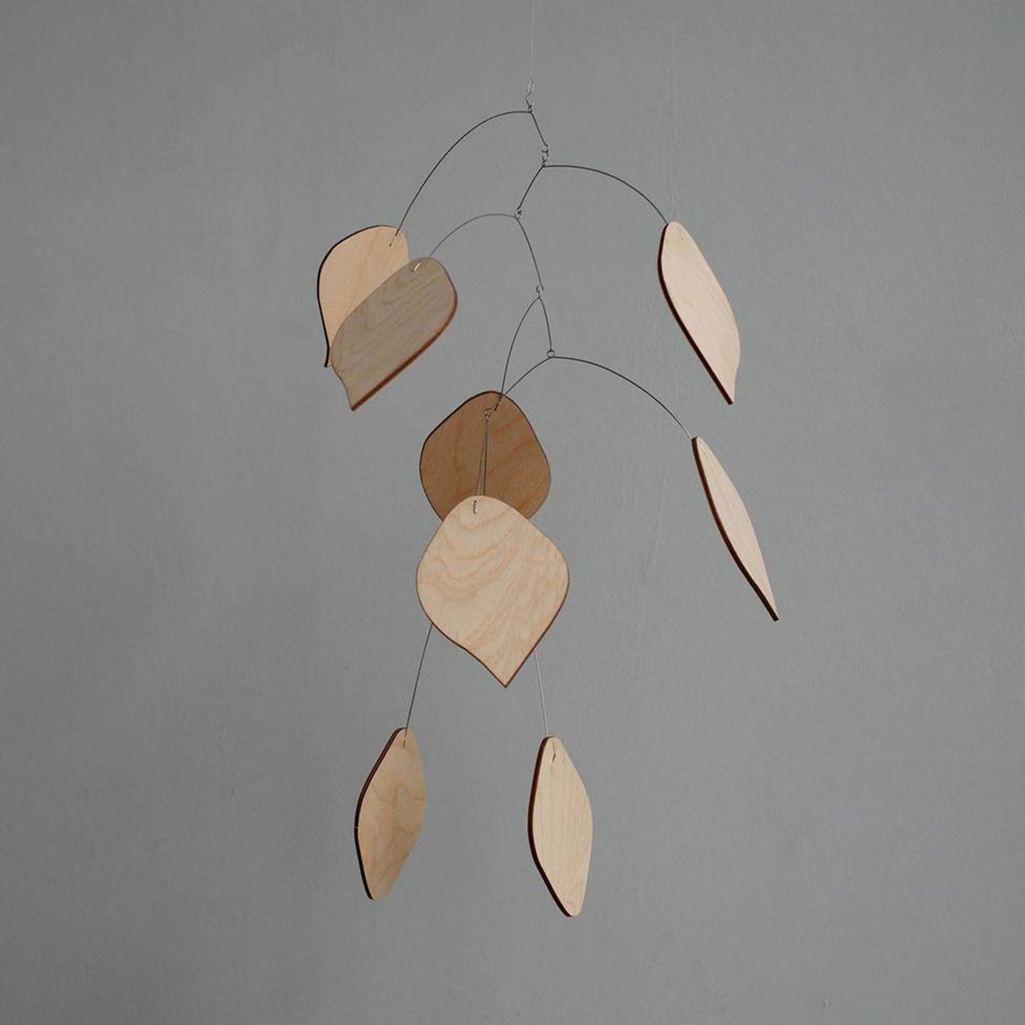 Kinetic Levi（キネティック・レヴィ）は、動きのある現代アート「キネティックアート」をテーマにしたインテリアモビールのブランドです。空気の流れに応じてやわらかく揺れる繊細な造形は、空間に静かな動きと詩的な美しさを与え、リビングや玄関、寝室などあらゆるシーンを洗練されたアート空間に変えてくれます。Kinetic Leviのモビールは、アーティスティックでありながらインテリア性にも優れ、北欧風やミッドセンチュリー、モダンスタイルのインテリアとも相性抜群。金属や天然木など上質な素材を使用し、ひとつひとつ丁寧に仕上げられています。天井から吊るすだけで空間の印象を一変させるKinetic Leviの作品は、自宅用としてはもちろん、引越し祝いや結婚祝いなどのギフトにも最適です。インテリア雑貨やおしゃれなアートモビールをお探しの方におすすめのブランドです。