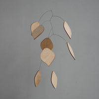 Kinetic Levi（キネティック・レヴィ）は、動きのある現代アート「キネティックアート」をテーマにしたインテリアモビールのブランドです。空気の流れに応じてやわらかく揺れる繊細な造形は、空間に静かな動きと詩的な美しさを与え、リビングや玄関、寝室などあらゆるシーンを洗練されたアート空間に変えてくれます。Kinetic Leviのモビールは、アーティスティックでありながらインテリア性にも優れ、北欧風やミッドセンチュリー、モダンスタイルのインテリアとも相性抜群。金属や天然木など上質な素材を使用し、ひとつひとつ丁寧に仕上げられています。天井から吊るすだけで空間の印象を一変させるKinetic Leviの作品は、自宅用としてはもちろん、引越し祝いや結婚祝いなどのギフトにも最適です。インテリア雑貨やおしゃれなアートモビールをお探しの方におすすめのブランドです。