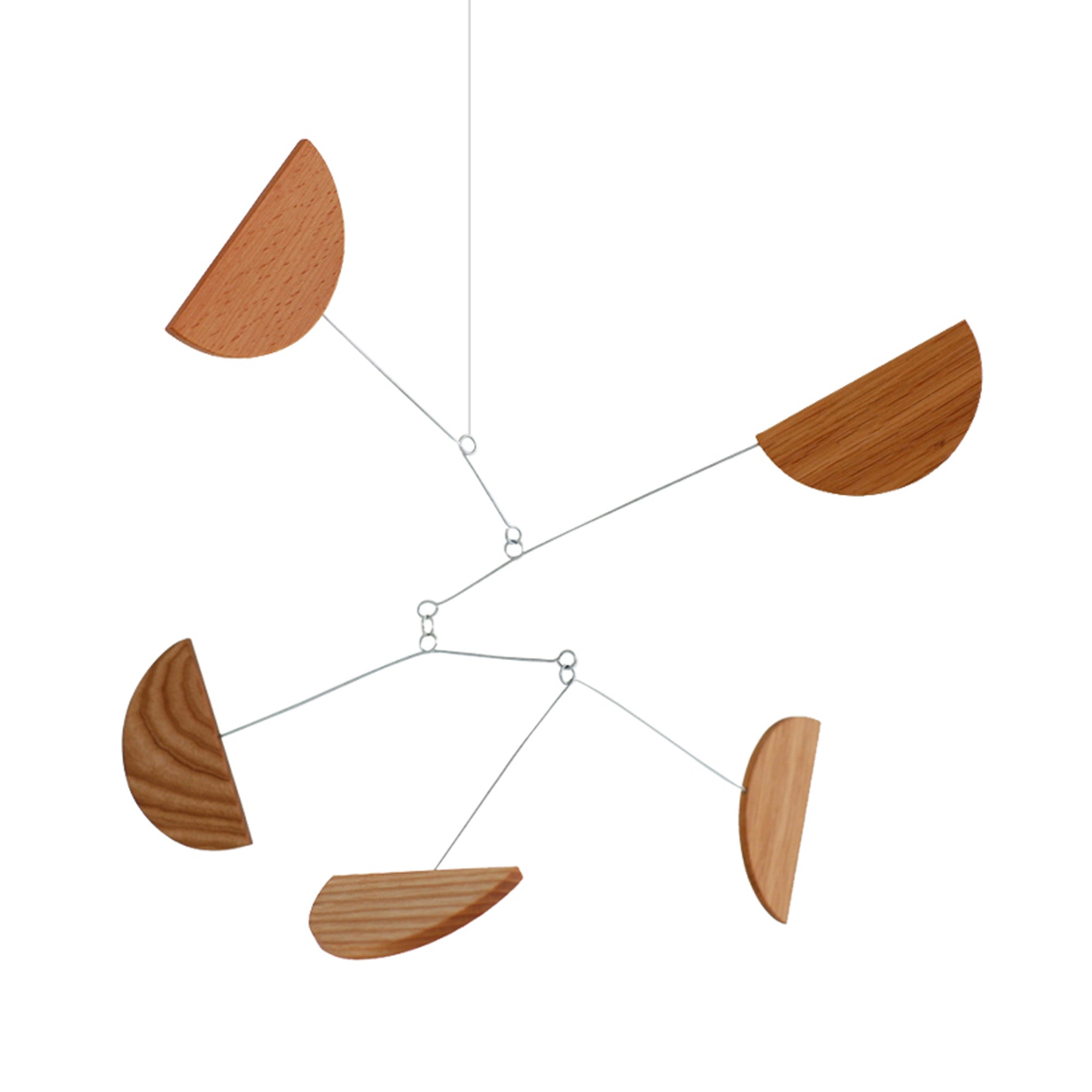 Kinetic Levi（キネティック・レヴィ）は、動きのある現代アート「キネティックアート」をテーマにしたインテリアモビールのブランドです。空気の流れに応じてやわらかく揺れる繊細な造形は、空間に静かな動きと詩的な美しさを与え、リビングや玄関、寝室などあらゆるシーンを洗練されたアート空間に変えてくれます。Kinetic Leviのモビールは、アーティスティックでありながらインテリア性にも優れ、北欧風やミッドセンチュリー、モダンスタイルのインテリアとも相性抜群。金属や天然木など上質な素材を使用し、ひとつひとつ丁寧に仕上げられています。天井から吊るすだけで空間の印象を一変させるKinetic Leviの作品は、自宅用としてはもちろん、引越し祝いや結婚祝いなどのギフトにも最適です。インテリア雑貨やおしゃれなアートモビールをお探しの方におすすめのブランドです。