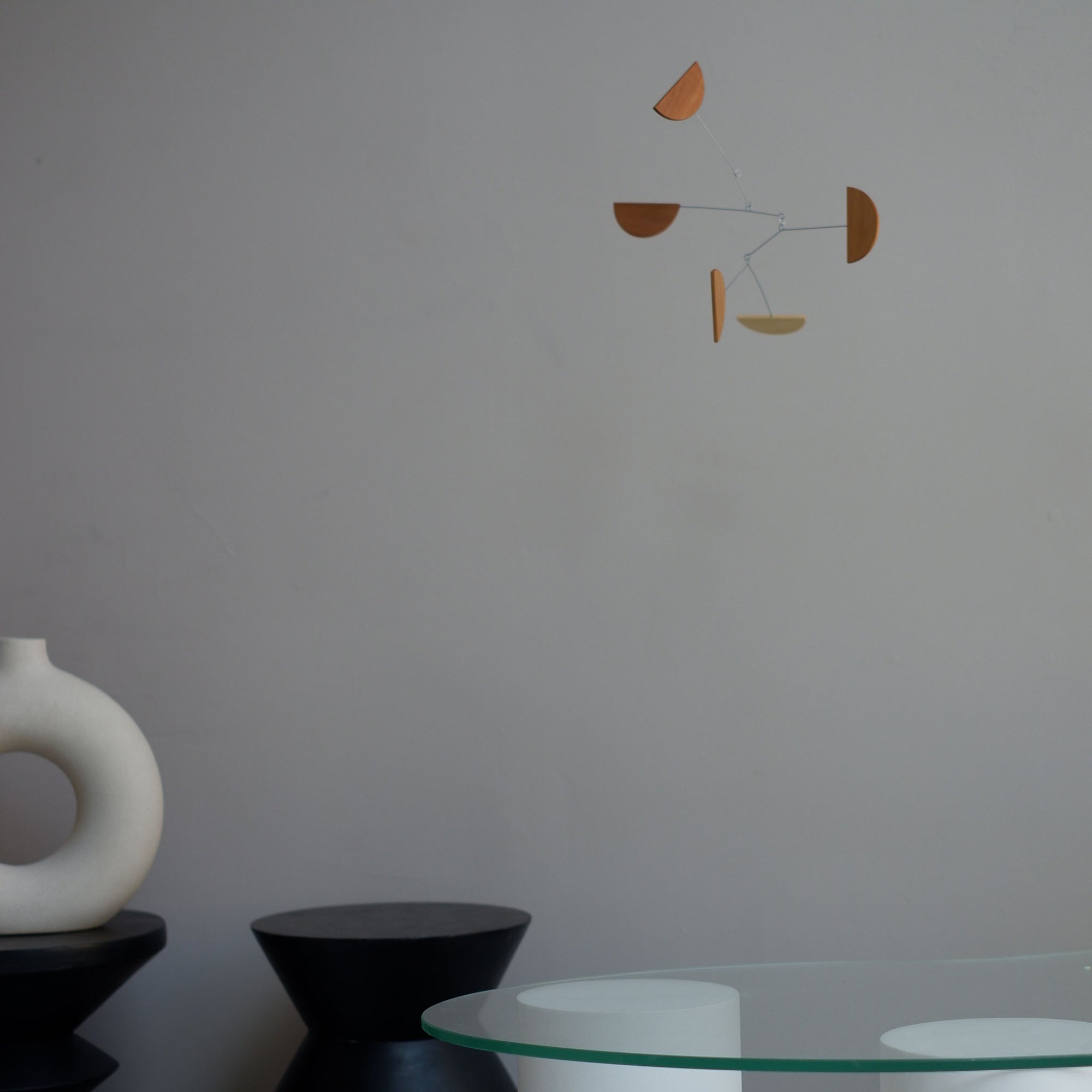 Kinetic Levi（キネティック・レヴィ）は、動きのある現代アート「キネティックアート」をテーマにしたインテリアモビールのブランドです。空気の流れに応じてやわらかく揺れる繊細な造形は、空間に静かな動きと詩的な美しさを与え、リビングや玄関、寝室などあらゆるシーンを洗練されたアート空間に変えてくれます。Kinetic Leviのモビールは、アーティスティックでありながらインテリア性にも優れ、北欧風やミッドセンチュリー、モダンスタイルのインテリアとも相性抜群。金属や天然木など上質な素材を使用し、ひとつひとつ丁寧に仕上げられています。天井から吊るすだけで空間の印象を一変させるKinetic Leviの作品は、自宅用としてはもちろん、引越し祝いや結婚祝いなどのギフトにも最適です。インテリア雑貨やおしゃれなアートモビールをお探しの方におすすめのブランドです。