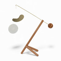 Kinetic Levi（キネティック・レヴィ）は、動きのある現代アート「キネティックアート」をテーマにしたインテリアモビールのブランドです。空気の流れに応じてやわらかく揺れる繊細な造形は、空間に静かな動きと詩的な美しさを与え、リビングや玄関、寝室などあらゆるシーンを洗練されたアート空間に変えてくれます。Kinetic Leviのモビールは、アーティスティックでありながらインテリア性にも優れ、北欧風やミッドセンチュリー、モダンスタイルのインテリアとも相性抜群。金属や天然木など上質な素材を使用し、ひとつひとつ丁寧に仕上げられています。天井から吊るすだけで空間の印象を一変させるKinetic Leviの作品は、自宅用としてはもちろん、引越し祝いや結婚祝いなどのギフトにも最適です。インテリア雑貨やおしゃれなアートモビールをお探しの方におすすめのブランドです。