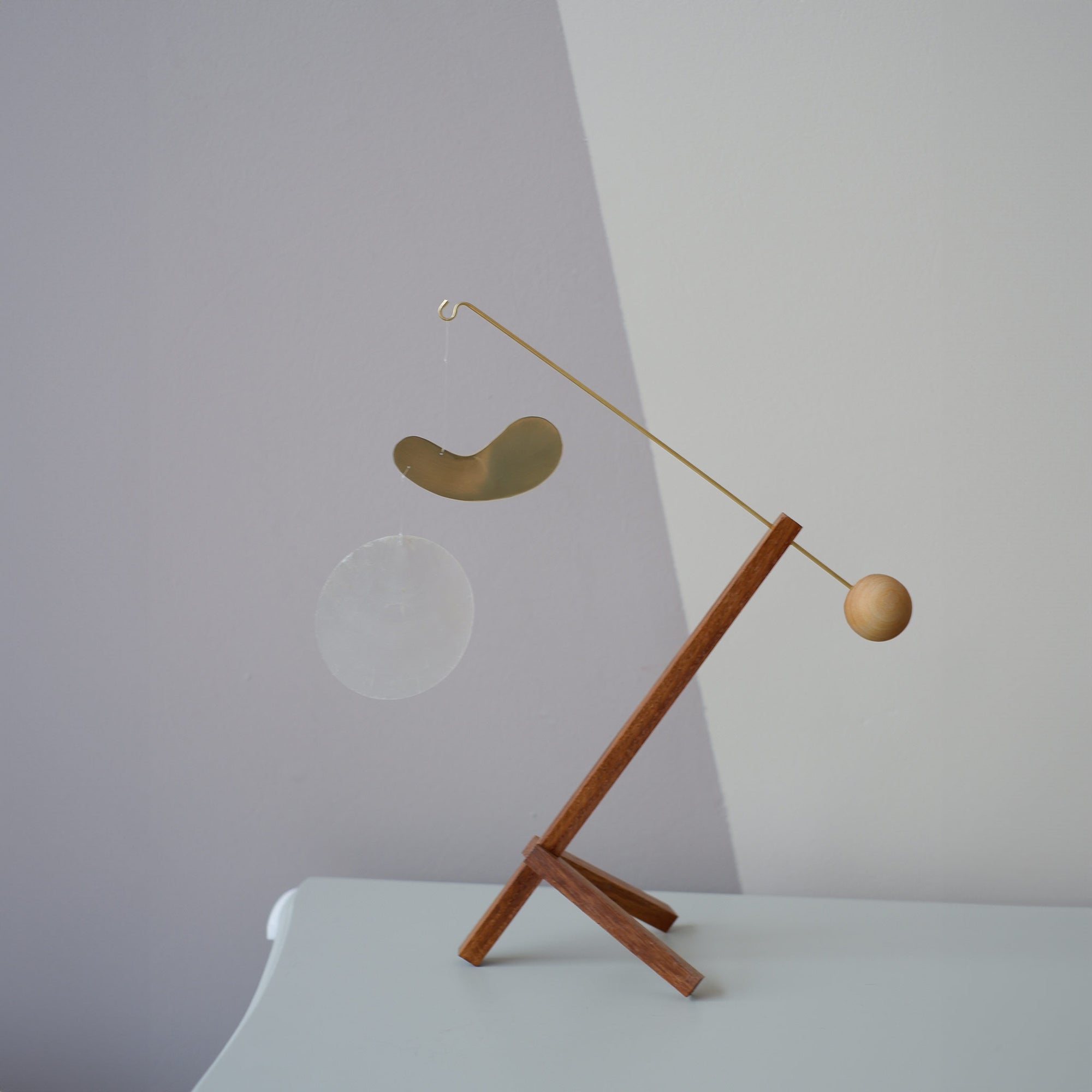 Kinetic Levi（キネティック・レヴィ）は、動きのある現代アート「キネティックアート」をテーマにしたインテリアモビールのブランドです。空気の流れに応じてやわらかく揺れる繊細な造形は、空間に静かな動きと詩的な美しさを与え、リビングや玄関、寝室などあらゆるシーンを洗練されたアート空間に変えてくれます。Kinetic Leviのモビールは、アーティスティックでありながらインテリア性にも優れ、北欧風やミッドセンチュリー、モダンスタイルのインテリアとも相性抜群。金属や天然木など上質な素材を使用し、ひとつひとつ丁寧に仕上げられています。天井から吊るすだけで空間の印象を一変させるKinetic Leviの作品は、自宅用としてはもちろん、引越し祝いや結婚祝いなどのギフトにも最適です。インテリア雑貨やおしゃれなアートモビールをお探しの方におすすめのブランドです。